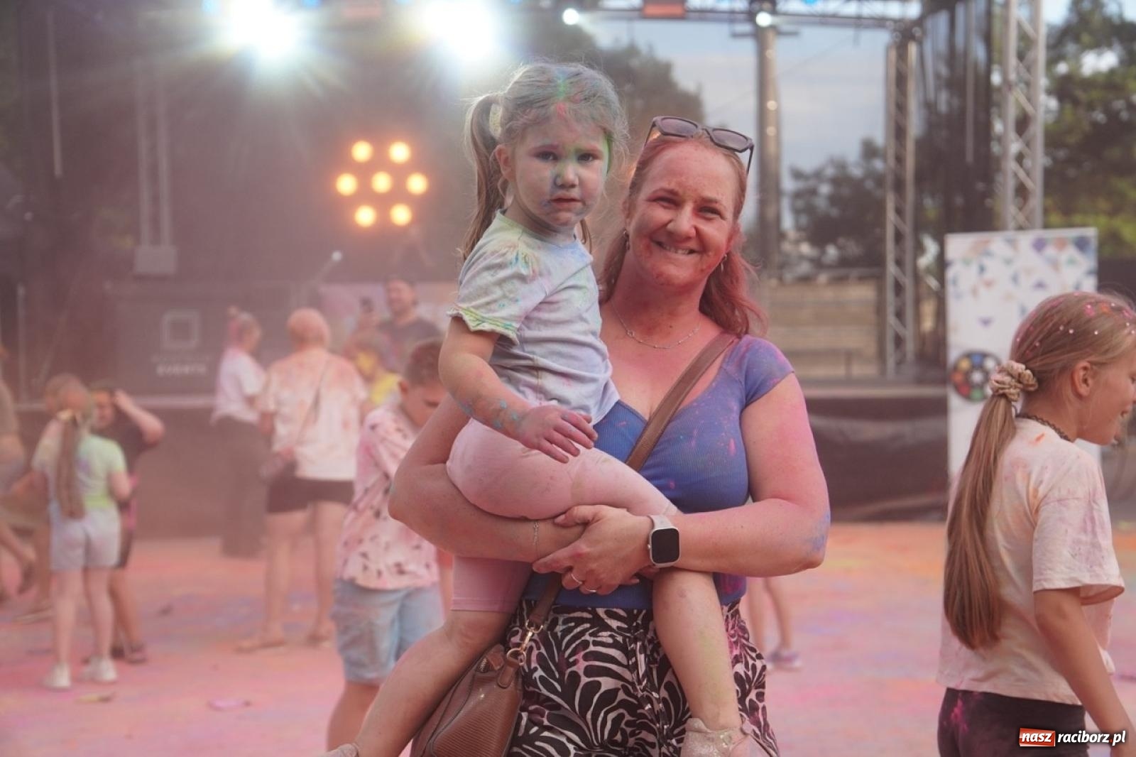 Zdjęcie w galerii na portalu naszraciborz.pl: Kolorowa fala radości w Pietrowicach Wielkich! Tłumy rodzin, muzyka i proszek holi – a to jeszcze nie koniec zabawy! wiadomości z regionu