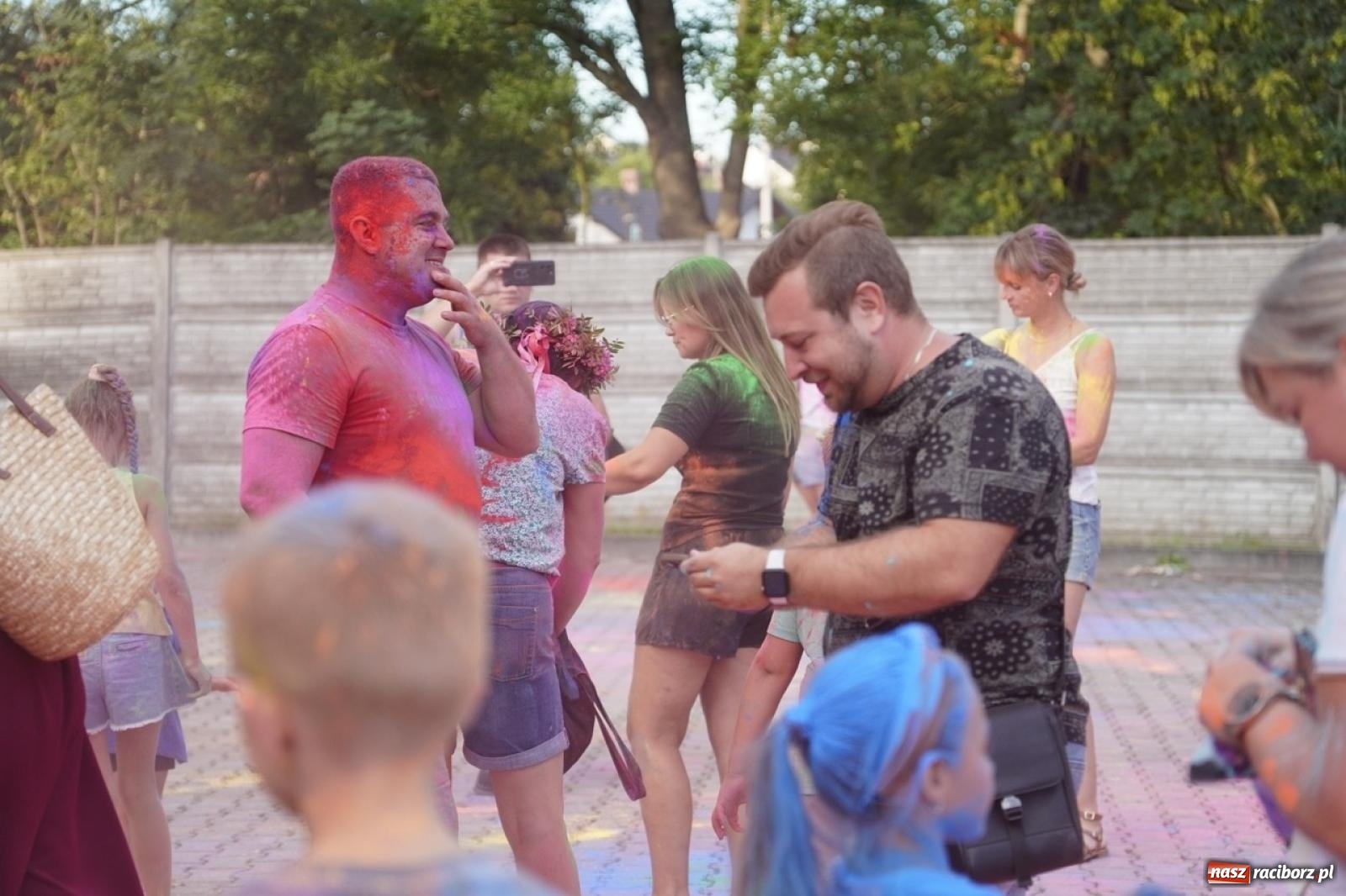 Zdjęcie w galerii na portalu naszraciborz.pl: Kolorowa fala radości w Pietrowicach Wielkich! Tłumy rodzin, muzyka i proszek holi – a to jeszcze nie koniec zabawy! wiadomości z regionu