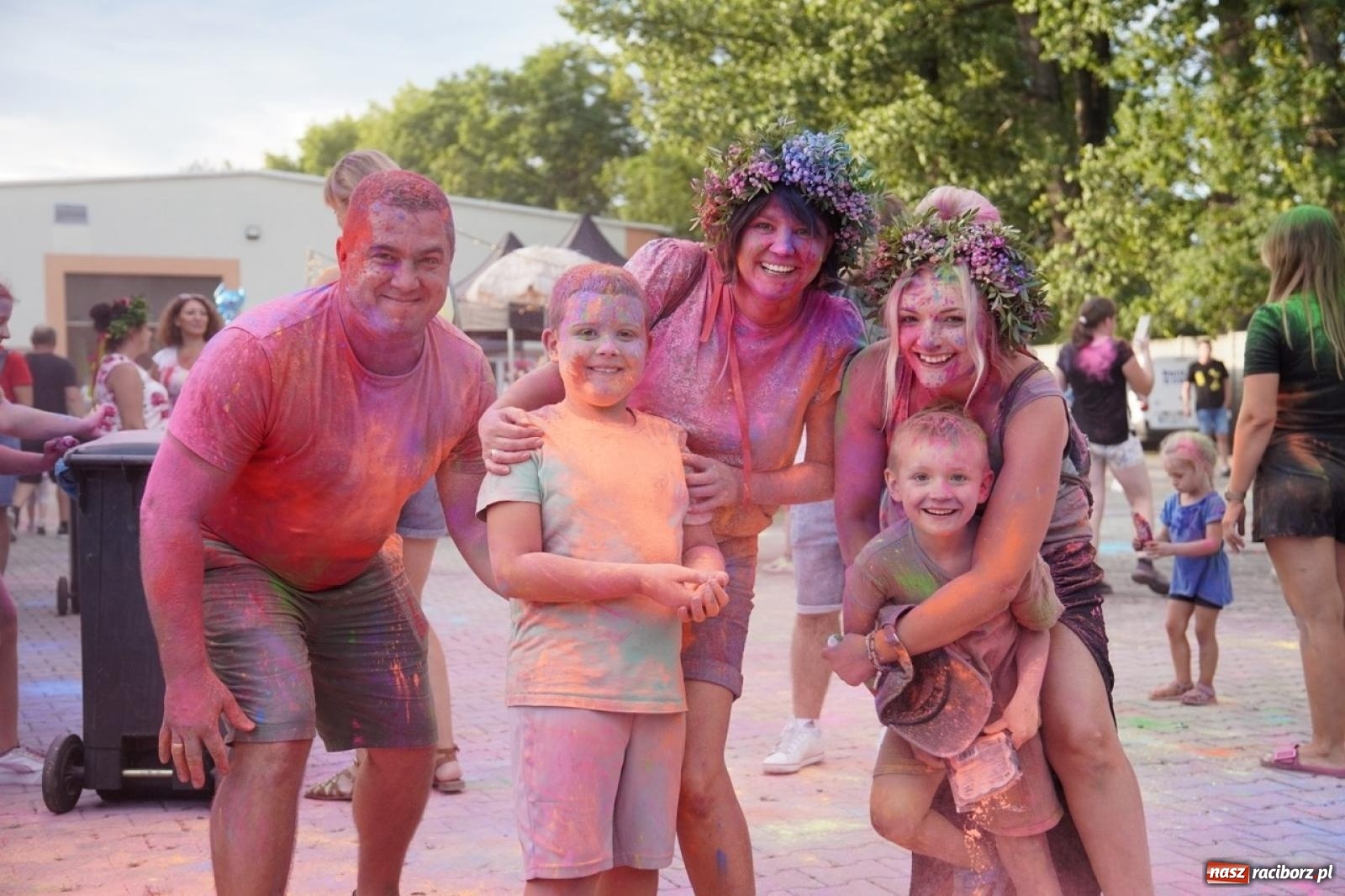 Zdjęcie w galerii na portalu naszraciborz.pl: Kolorowa fala radości w Pietrowicach Wielkich! Tłumy rodzin, muzyka i proszek holi – a to jeszcze nie koniec zabawy! wiadomości z regionu