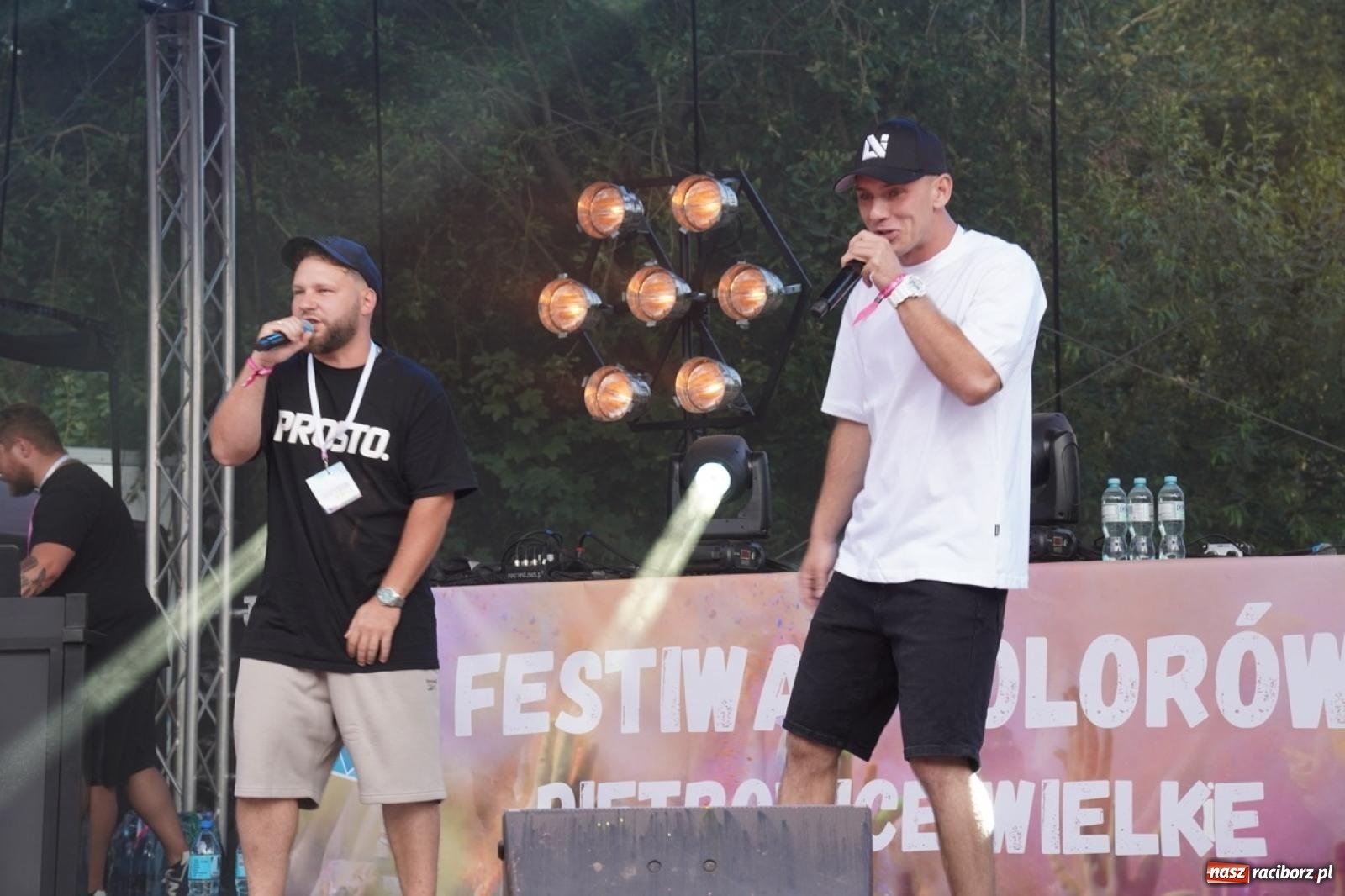 Zdjęcie w galerii na portalu naszraciborz.pl: Kolorowa fala radości w Pietrowicach Wielkich! Tłumy rodzin, muzyka i proszek holi – a to jeszcze nie koniec zabawy! wiadomości z regionu