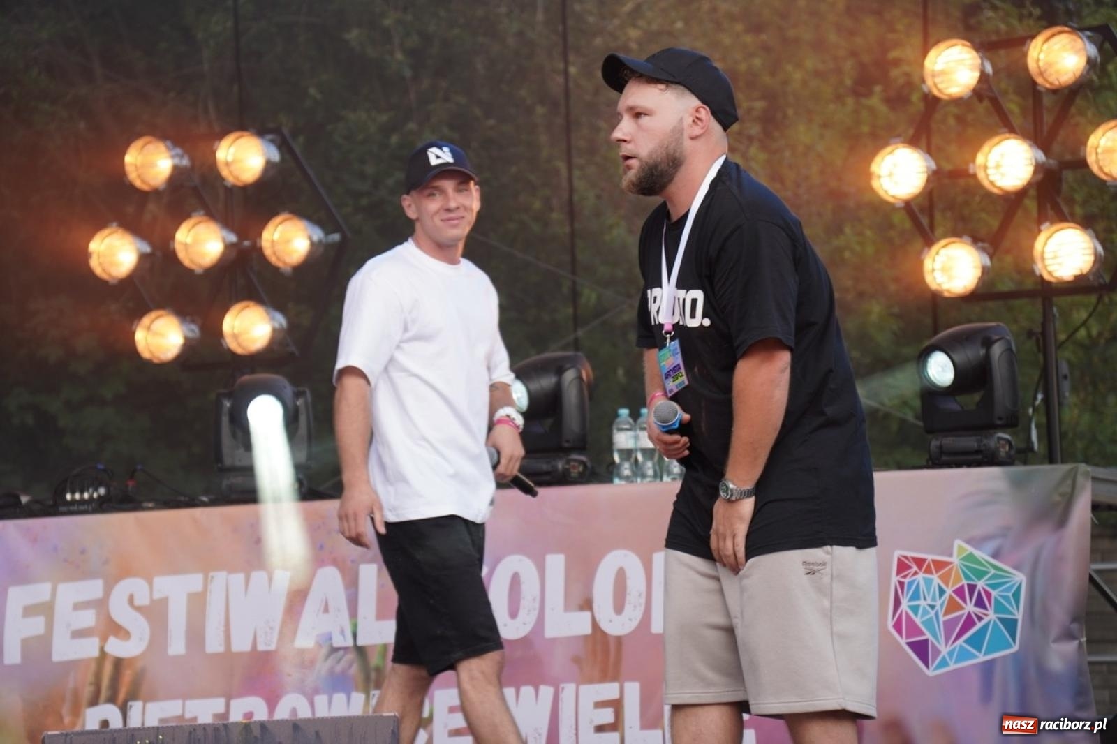 Zdjęcie w galerii na portalu naszraciborz.pl: Kolorowa fala radości w Pietrowicach Wielkich! Tłumy rodzin, muzyka i proszek holi – a to jeszcze nie koniec zabawy! wiadomości z regionu