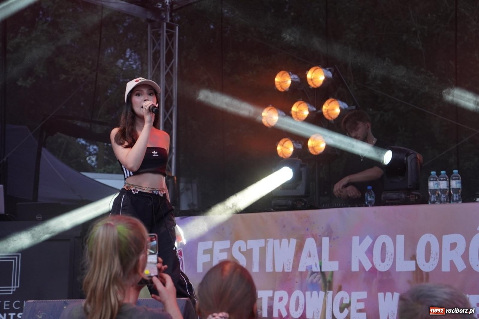 Zdjęcie w galerii na portalu naszraciborz.pl: Kolorowa fala radości w Pietrowicach Wielkich! Tłumy rodzin, muzyka i proszek holi – a to jeszcze nie koniec zabawy! wiadomości z regionu