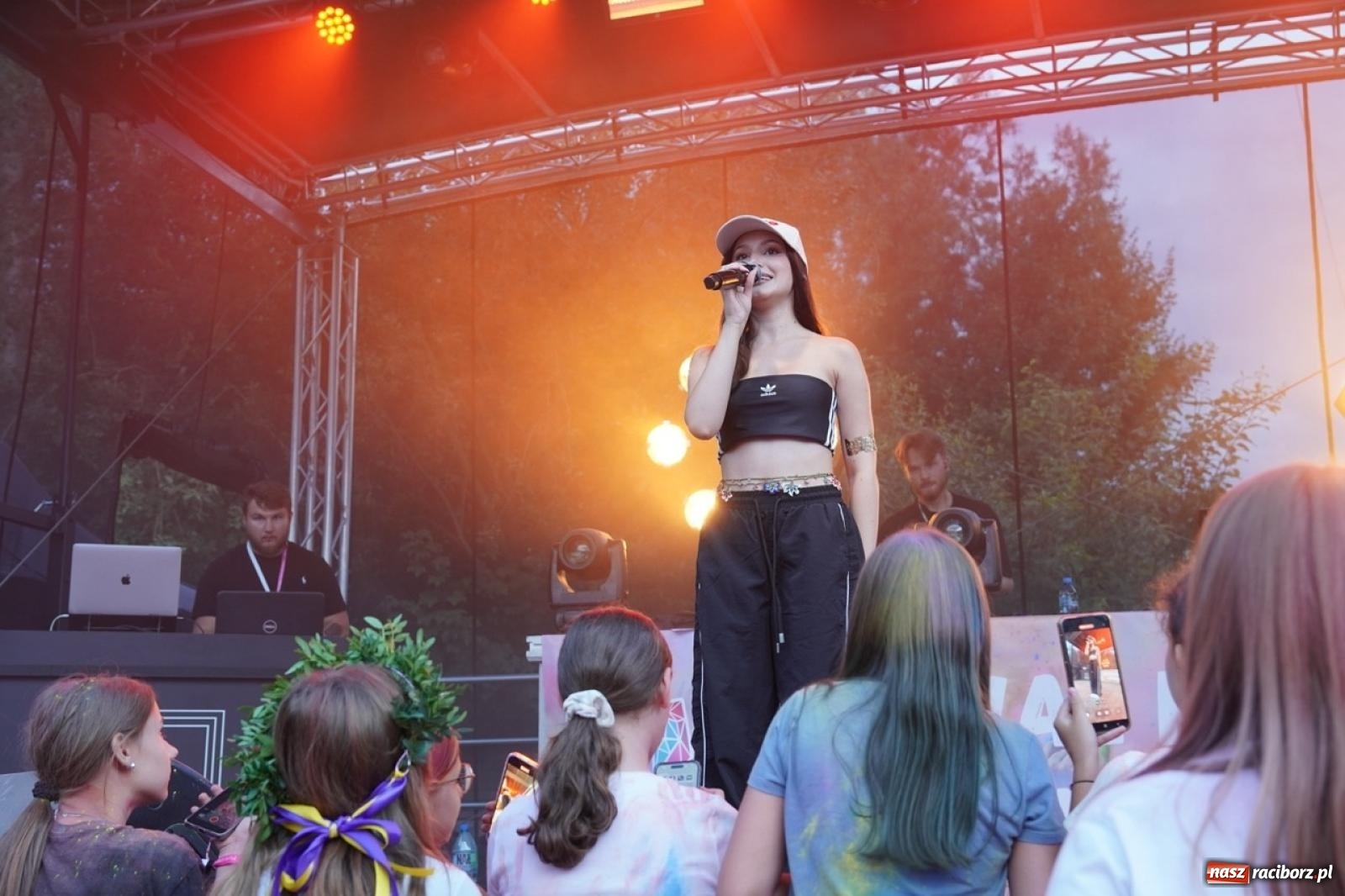 Zdjęcie w galerii na portalu naszraciborz.pl: Kolorowa fala radości w Pietrowicach Wielkich! Tłumy rodzin, muzyka i proszek holi – a to jeszcze nie koniec zabawy! wiadomości z regionu