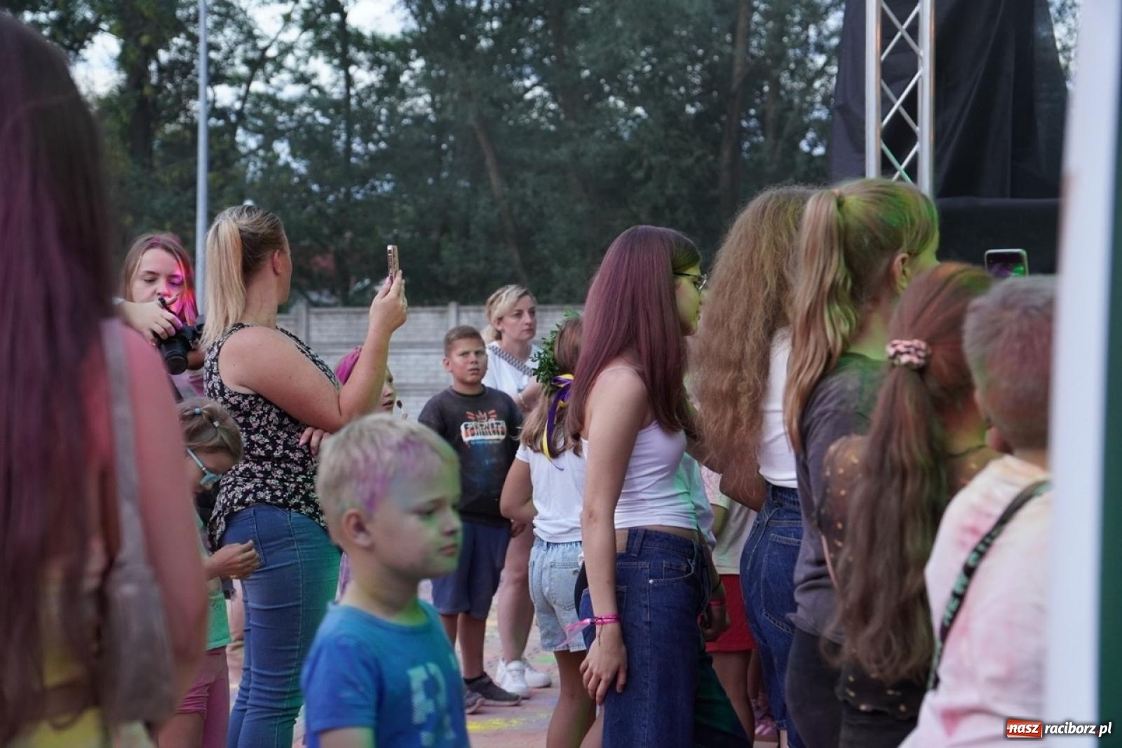 Zdjęcie w galerii na portalu naszraciborz.pl: Kolorowa fala radości w Pietrowicach Wielkich! Tłumy rodzin, muzyka i proszek holi – a to jeszcze nie koniec zabawy! wiadomości z regionu