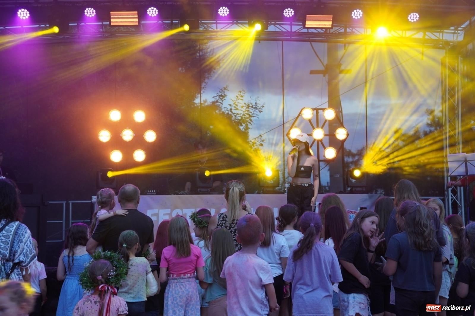 Zdjęcie w galerii na portalu naszraciborz.pl: Kolorowa fala radości w Pietrowicach Wielkich! Tłumy rodzin, muzyka i proszek holi – a to jeszcze nie koniec zabawy! wiadomości z regionu