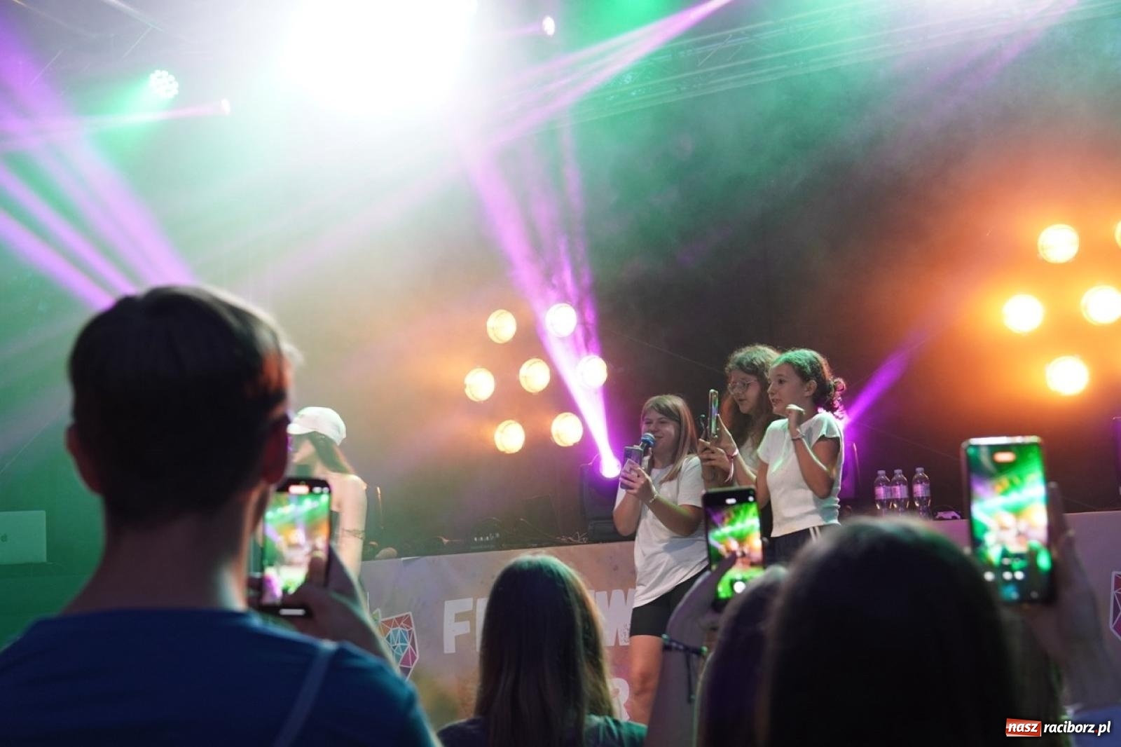 Zdjęcie w galerii na portalu naszraciborz.pl: Kolorowa fala radości w Pietrowicach Wielkich! Tłumy rodzin, muzyka i proszek holi – a to jeszcze nie koniec zabawy! wiadomości z regionu