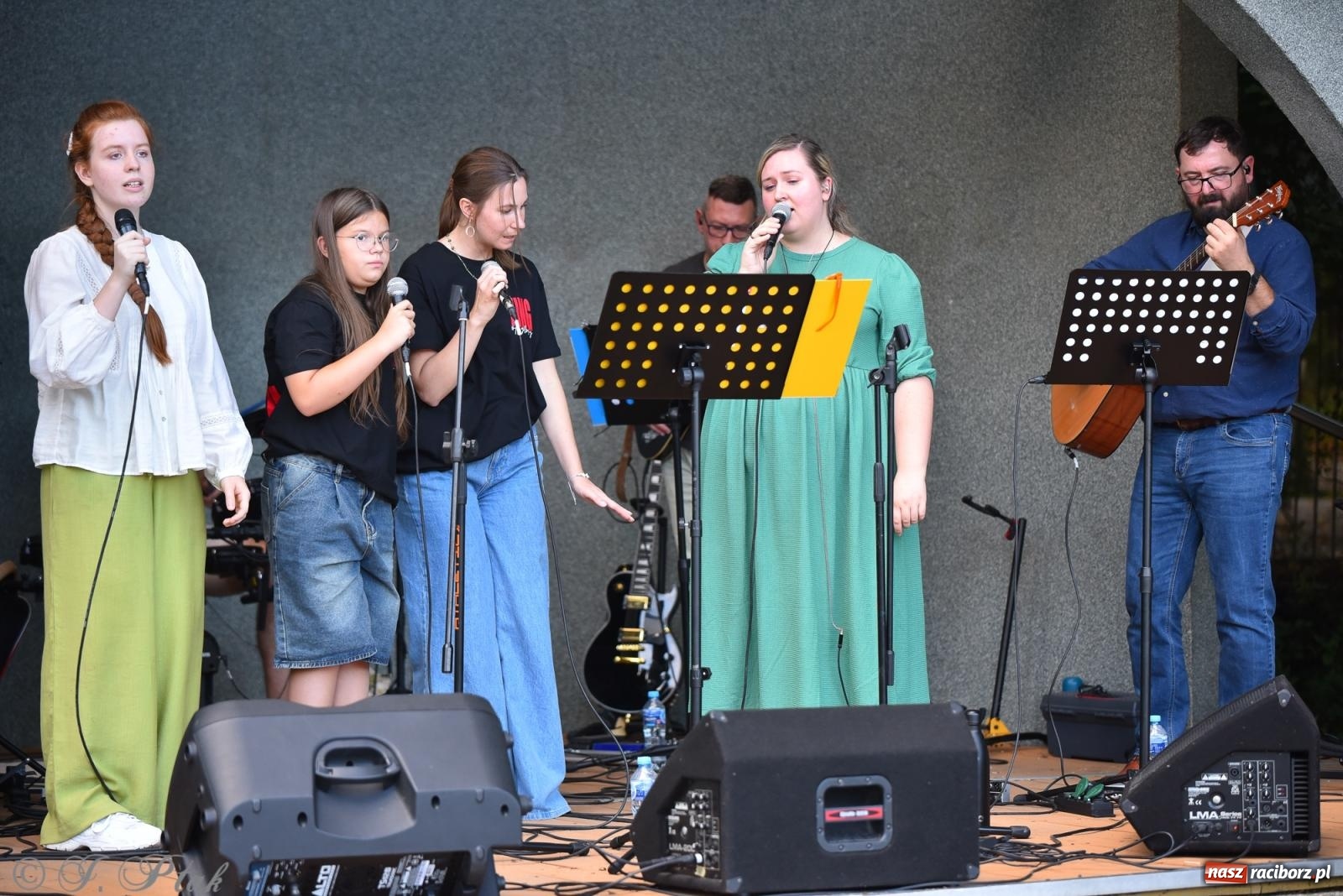 Zdjęcie w galerii na portalu naszraciborz.pl: Muzyka, wiara i ruch w sercu miasta – chrześcijański koncert i warsztaty w parku Roth wiadomości z regionu