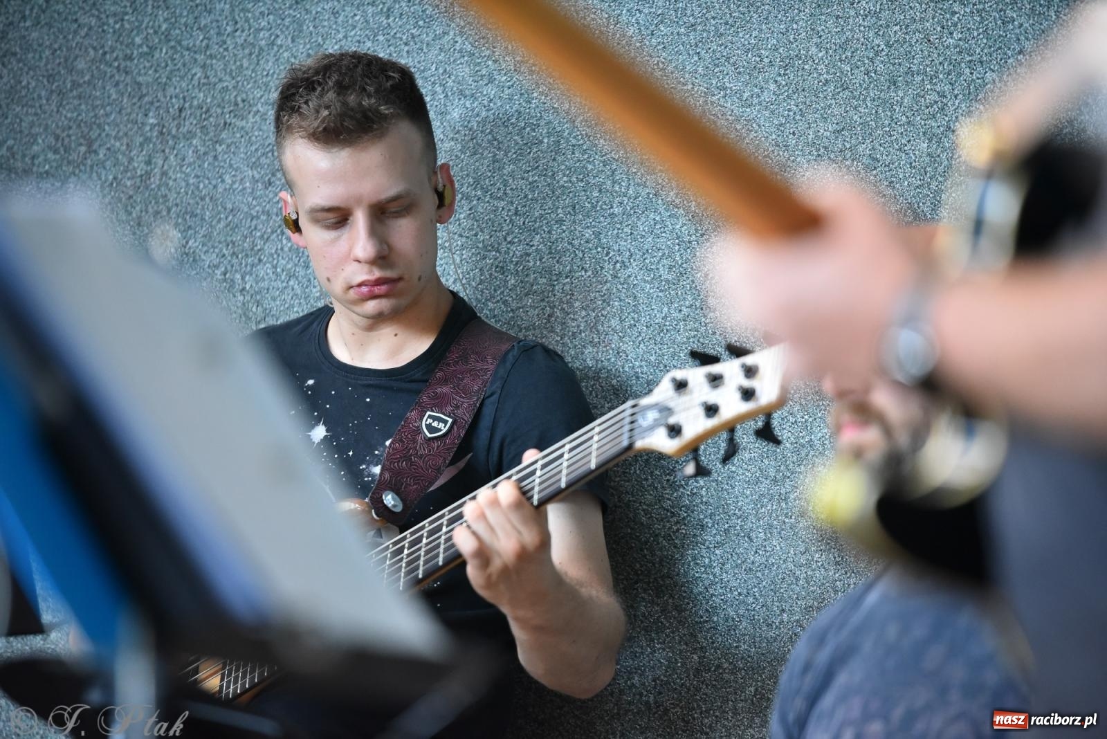 Zdjęcie w galerii na portalu naszraciborz.pl: Muzyka, wiara i ruch w sercu miasta – chrześcijański koncert i warsztaty w parku Roth wiadomości z regionu