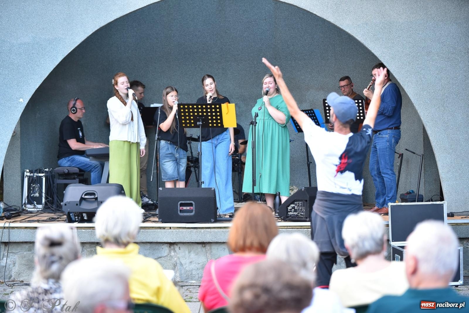 Zdjęcie w galerii na portalu naszraciborz.pl: Muzyka, wiara i ruch w sercu miasta – chrześcijański koncert i warsztaty w parku Roth wiadomości z regionu