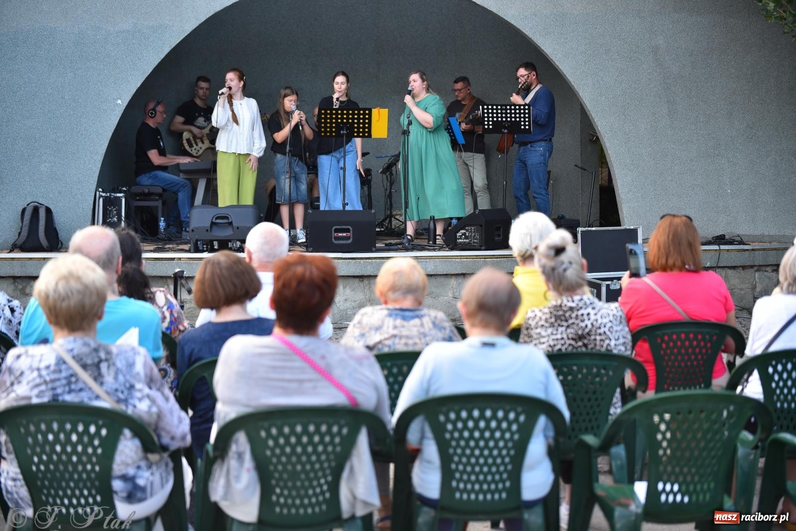 Zdjęcie w galerii na portalu naszraciborz.pl: Muzyka, wiara i ruch w sercu miasta – chrześcijański koncert i warsztaty w parku Roth wiadomości z regionu