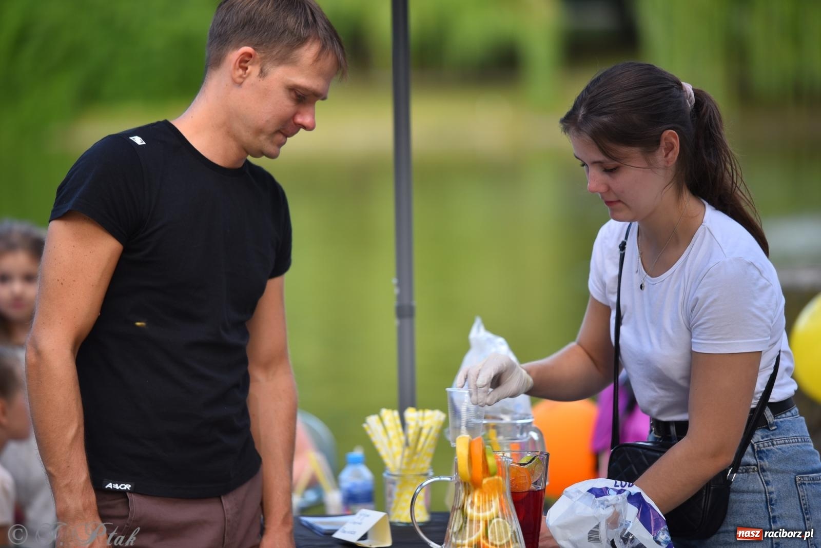 Zdjęcie w galerii na portalu naszraciborz.pl: Muzyka, wiara i ruch w sercu miasta – chrześcijański koncert i warsztaty w parku Roth wiadomości z regionu