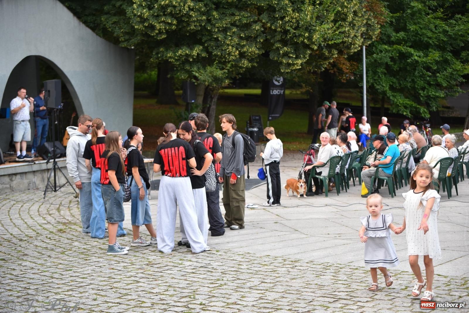 Zdjęcie w galerii na portalu naszraciborz.pl: Muzyka, wiara i ruch w sercu miasta – chrześcijański koncert i warsztaty w parku Roth wiadomości z regionu