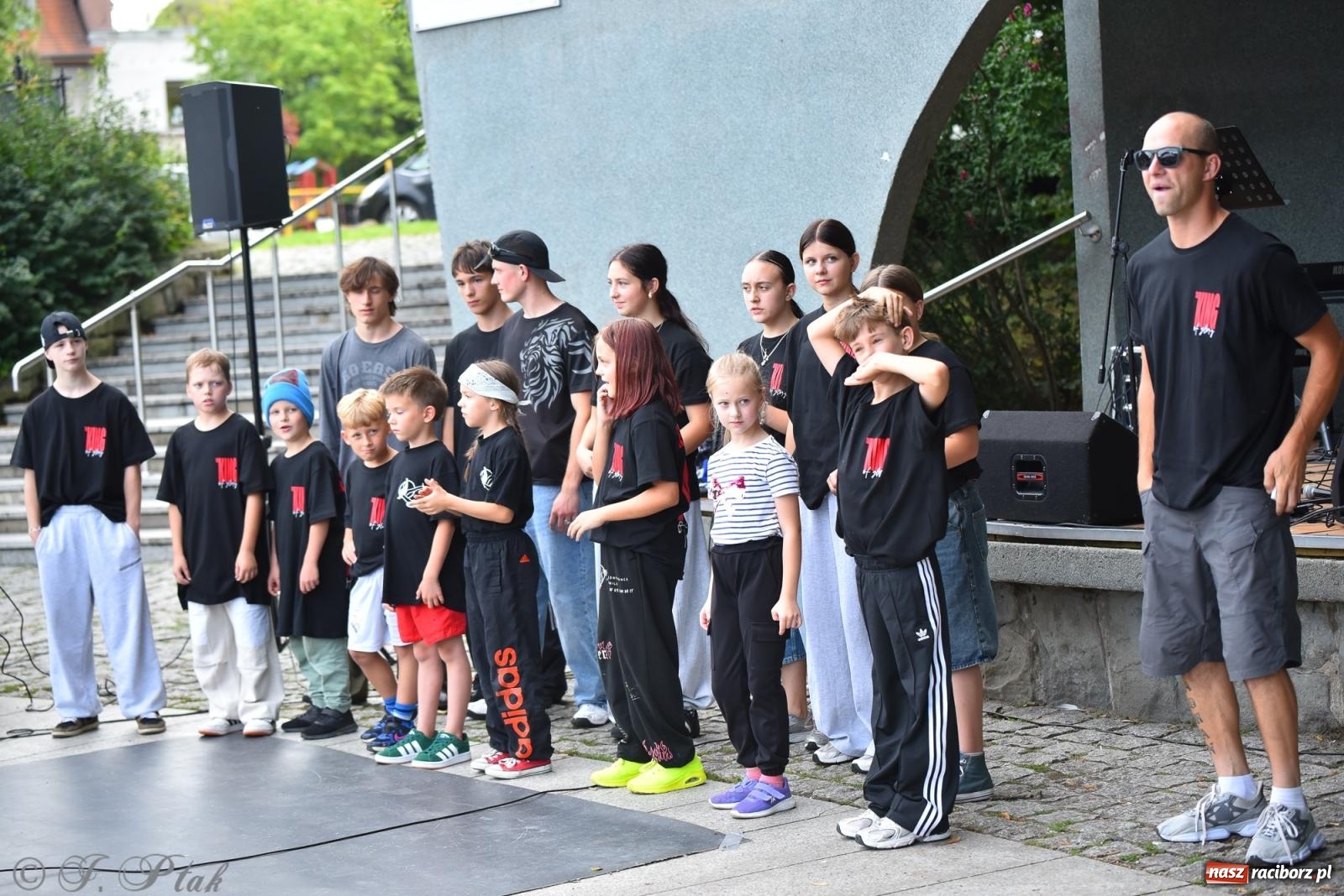 Zdjęcie w galerii na portalu naszraciborz.pl: Muzyka, wiara i ruch w sercu miasta – chrześcijański koncert i warsztaty w parku Roth wiadomości z regionu