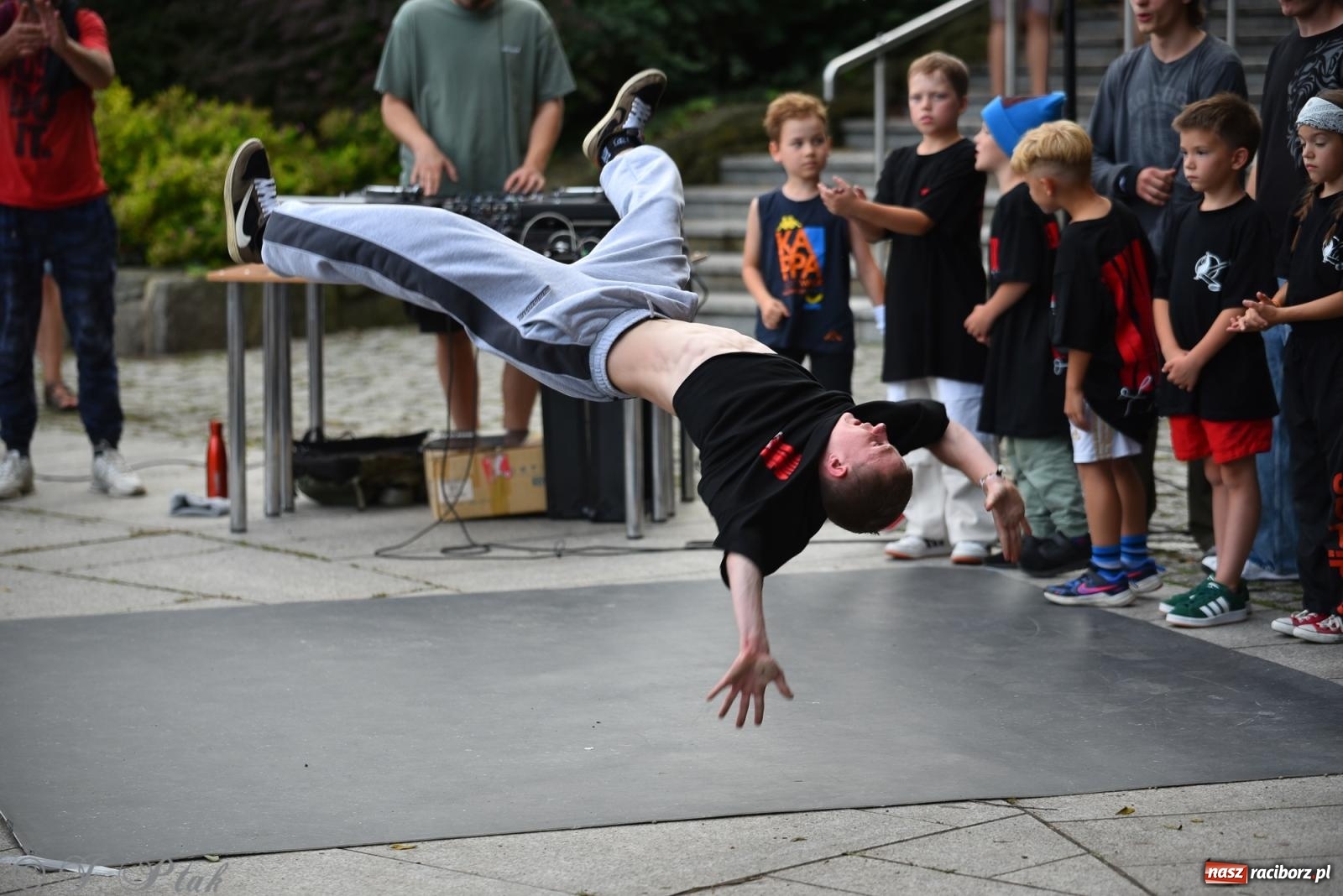 Zdjęcie w galerii na portalu naszraciborz.pl: Muzyka, wiara i ruch w sercu miasta – chrześcijański koncert i warsztaty w parku Roth wiadomości z regionu