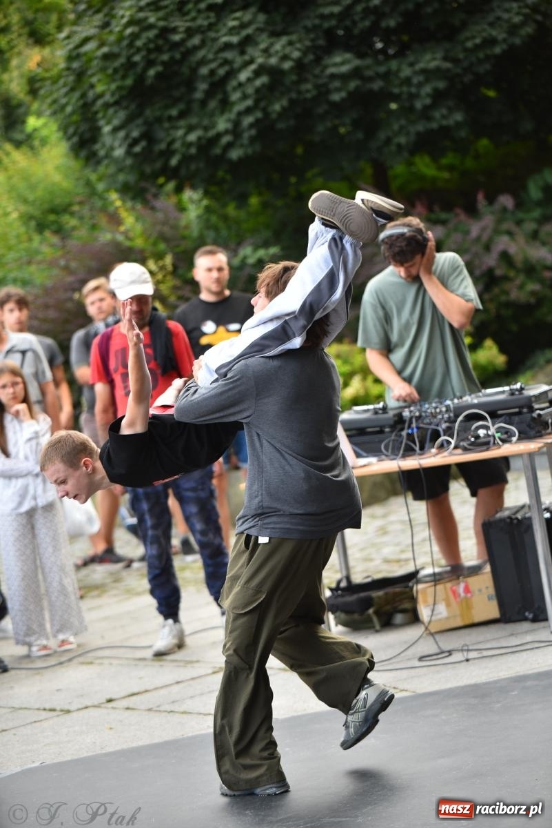 Zdjęcie w galerii na portalu naszraciborz.pl: Muzyka, wiara i ruch w sercu miasta – chrześcijański koncert i warsztaty w parku Roth wiadomości z regionu