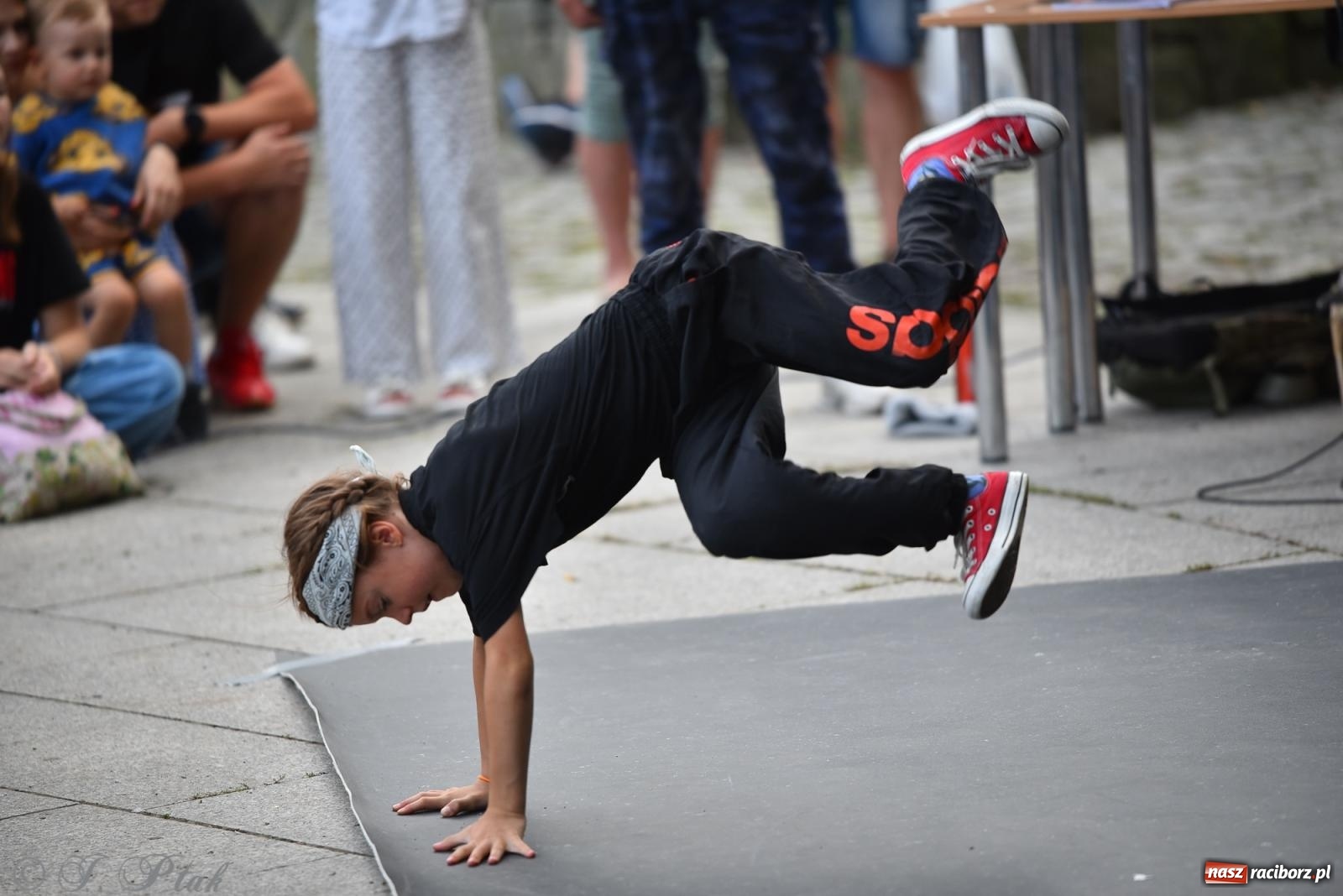 Zdjęcie w galerii na portalu naszraciborz.pl: Muzyka, wiara i ruch w sercu miasta – chrześcijański koncert i warsztaty w parku Roth wiadomości z regionu