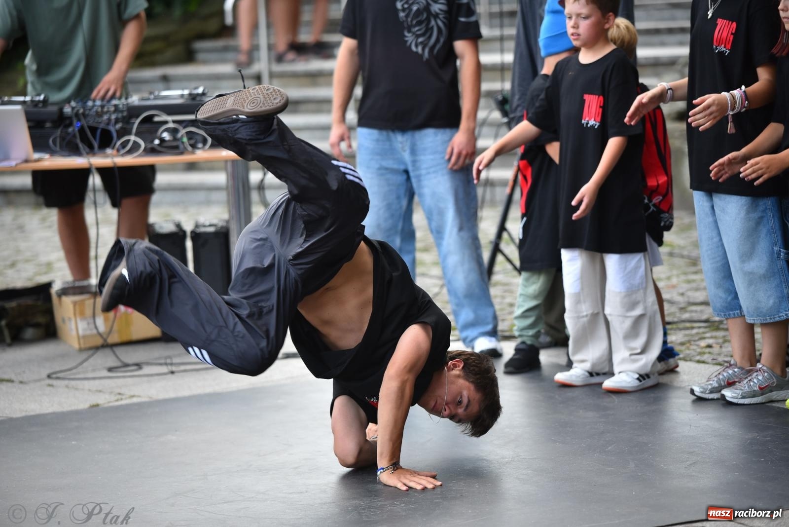 Zdjęcie w galerii na portalu naszraciborz.pl: Muzyka, wiara i ruch w sercu miasta – chrześcijański koncert i warsztaty w parku Roth wiadomości z regionu