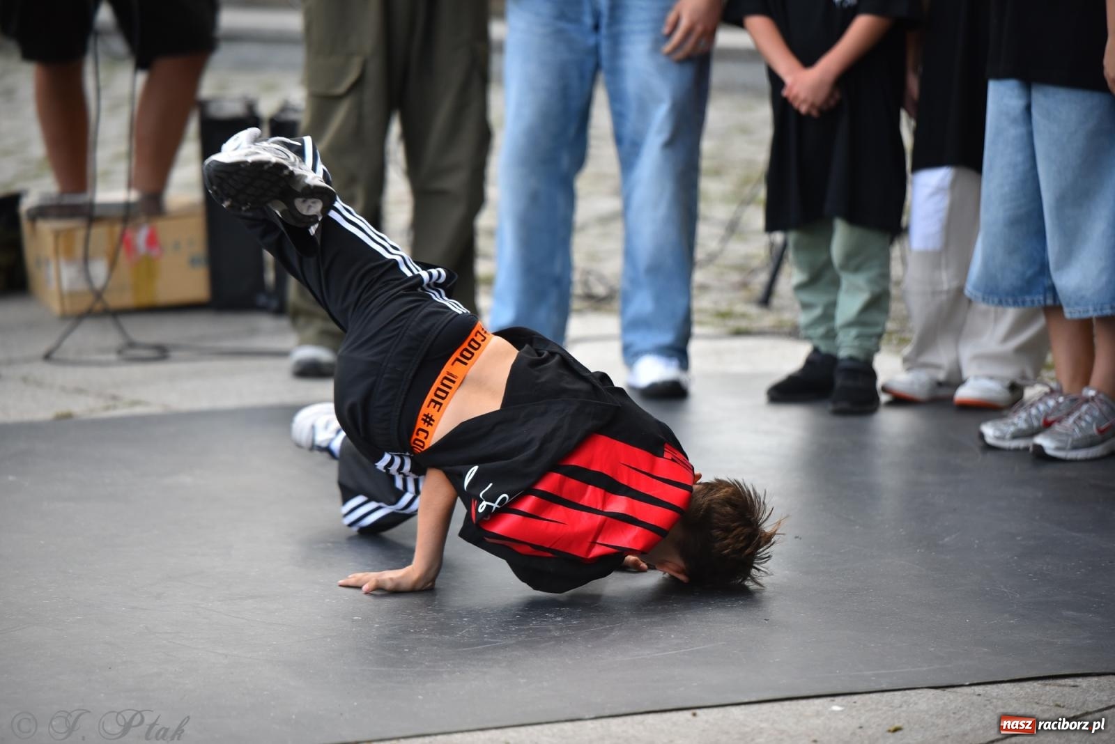 Zdjęcie w galerii na portalu naszraciborz.pl: Muzyka, wiara i ruch w sercu miasta – chrześcijański koncert i warsztaty w parku Roth wiadomości z regionu