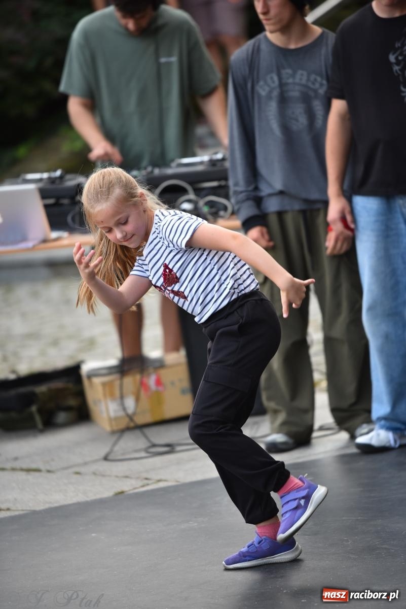 Zdjęcie w galerii na portalu naszraciborz.pl: Muzyka, wiara i ruch w sercu miasta – chrześcijański koncert i warsztaty w parku Roth wiadomości z regionu