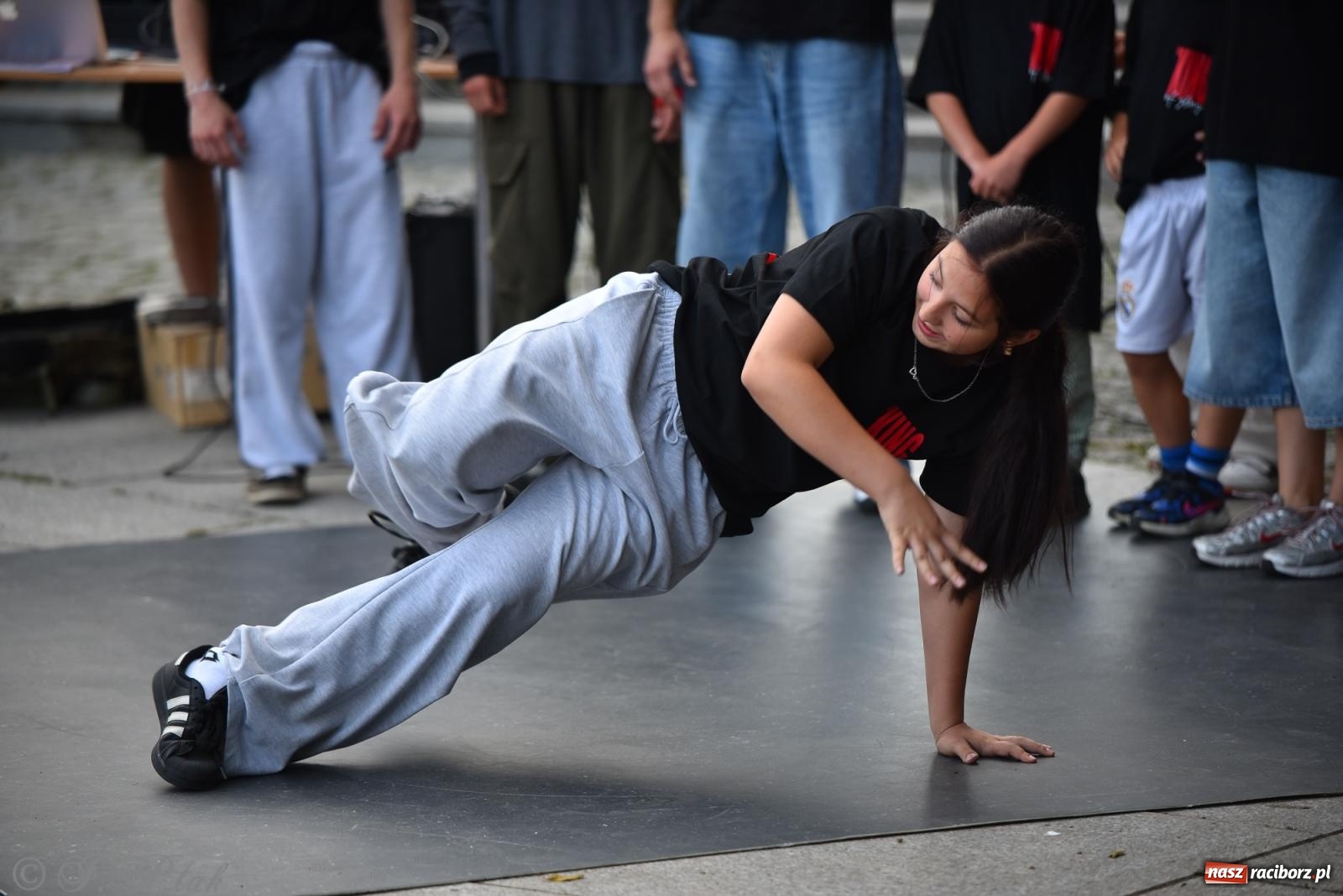 Zdjęcie w galerii na portalu naszraciborz.pl: Muzyka, wiara i ruch w sercu miasta – chrześcijański koncert i warsztaty w parku Roth wiadomości z regionu