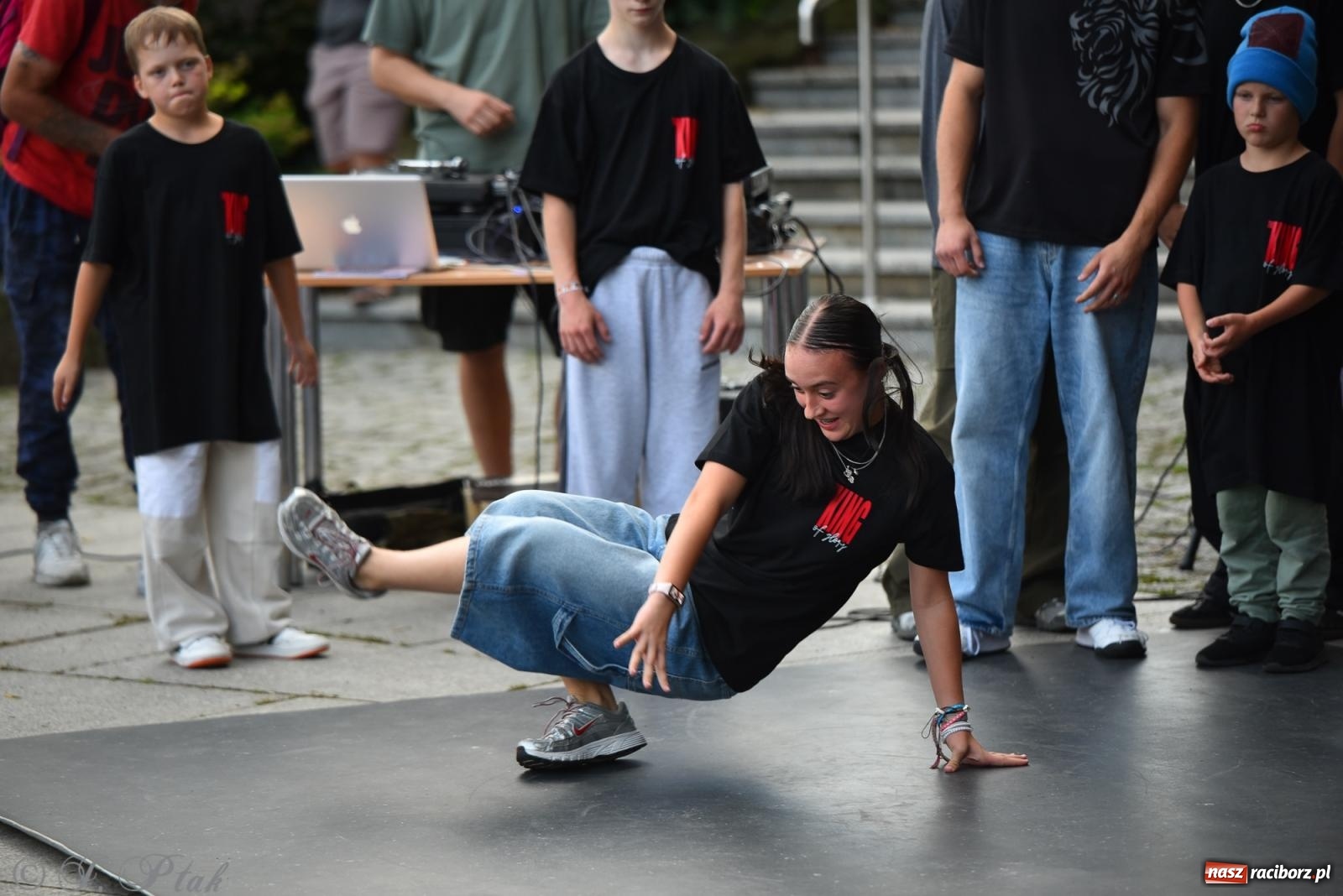 Zdjęcie w galerii na portalu naszraciborz.pl: Muzyka, wiara i ruch w sercu miasta – chrześcijański koncert i warsztaty w parku Roth wiadomości z regionu