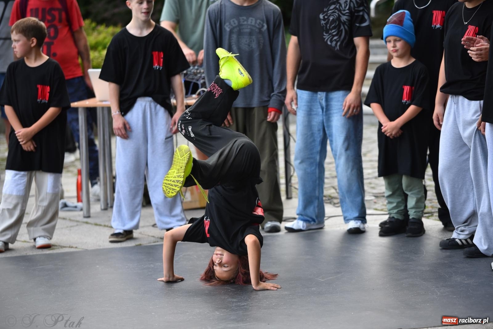 Zdjęcie w galerii na portalu naszraciborz.pl: Muzyka, wiara i ruch w sercu miasta – chrześcijański koncert i warsztaty w parku Roth wiadomości z regionu