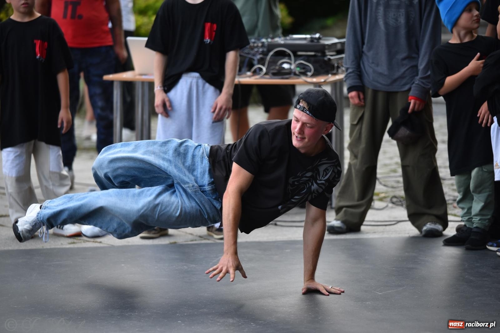 Zdjęcie w galerii na portalu naszraciborz.pl: Muzyka, wiara i ruch w sercu miasta – chrześcijański koncert i warsztaty w parku Roth wiadomości z regionu