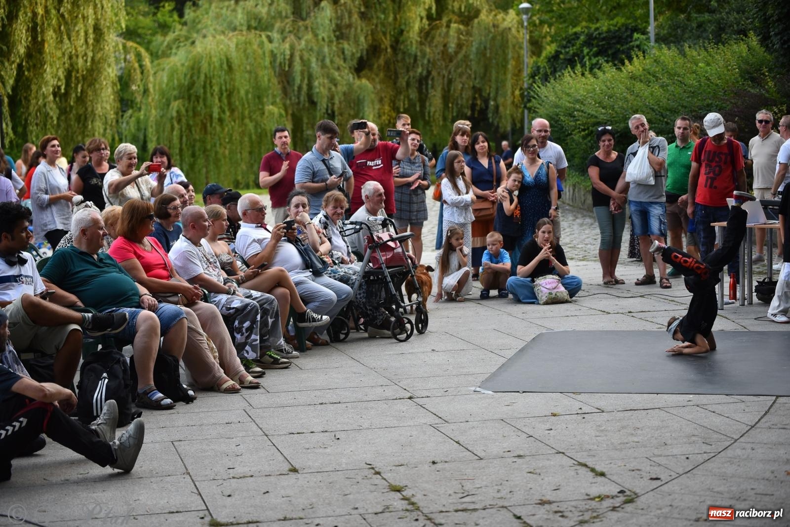 Zdjęcie w galerii na portalu naszraciborz.pl: Muzyka, wiara i ruch w sercu miasta – chrześcijański koncert i warsztaty w parku Roth wiadomości z regionu