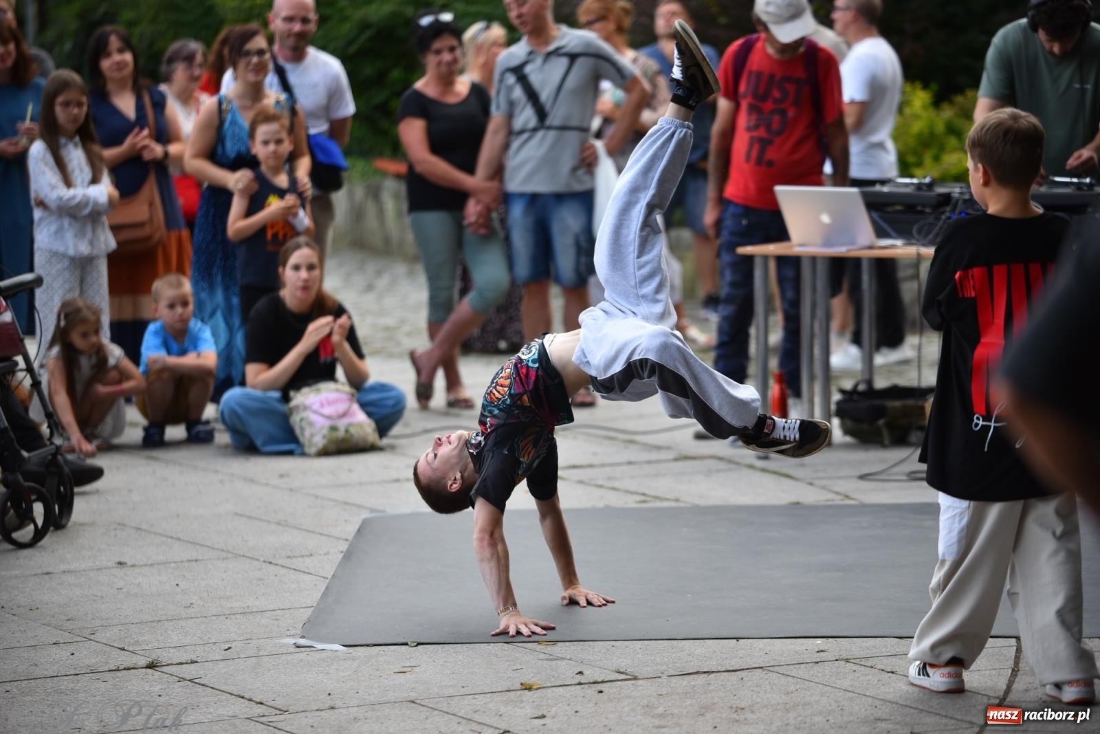 Zdjęcie w galerii na portalu naszraciborz.pl: Muzyka, wiara i ruch w sercu miasta – chrześcijański koncert i warsztaty w parku Roth wiadomości z regionu