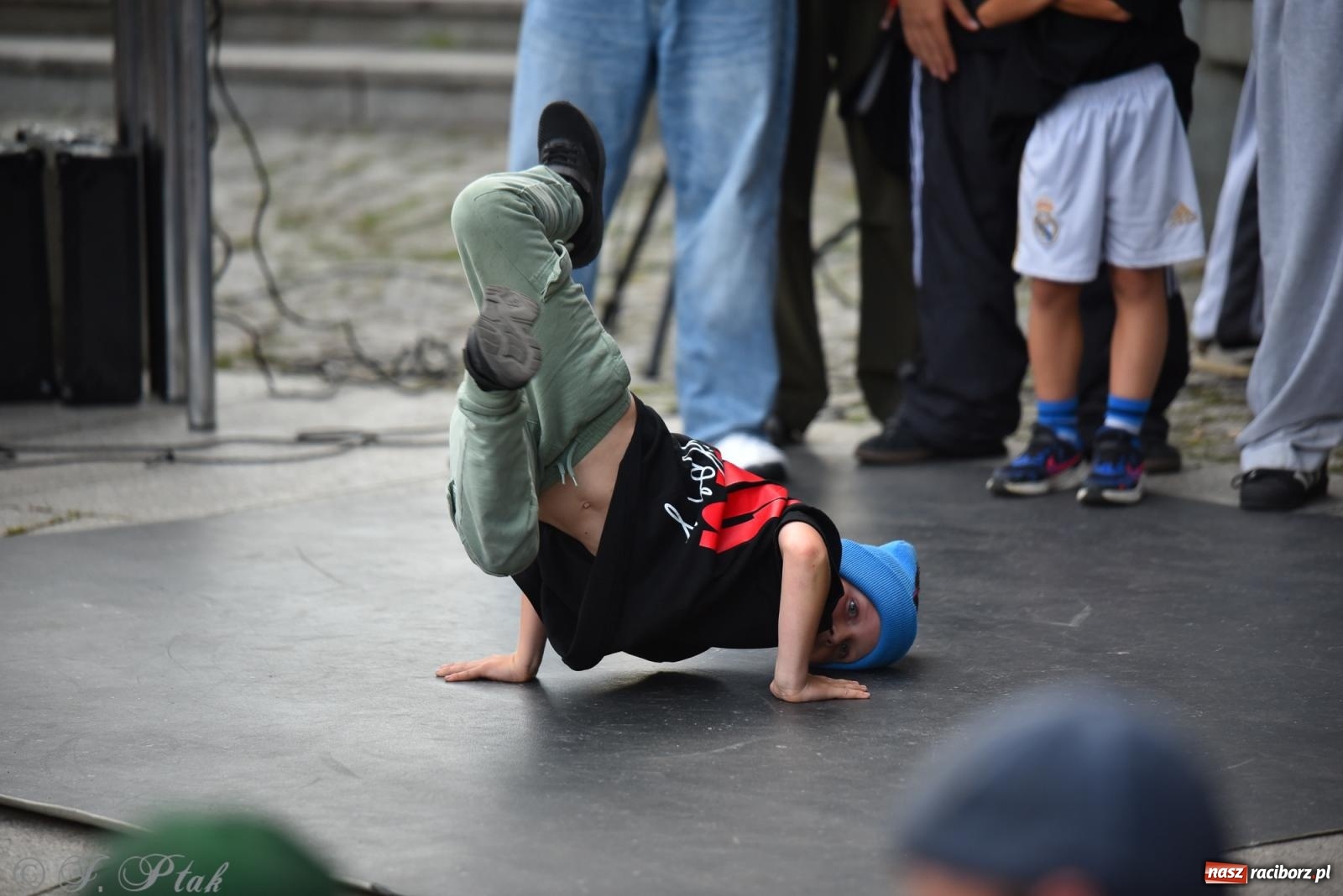 Zdjęcie w galerii na portalu naszraciborz.pl: Muzyka, wiara i ruch w sercu miasta – chrześcijański koncert i warsztaty w parku Roth wiadomości z regionu