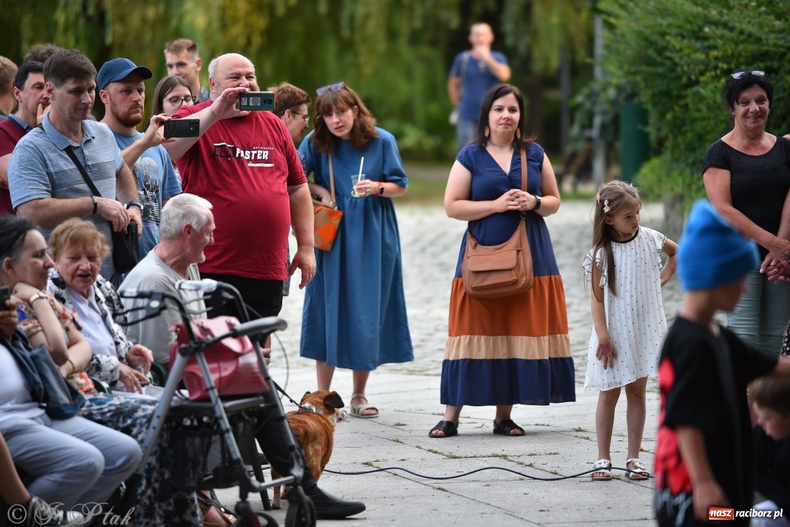 Zdjęcie w galerii na portalu naszraciborz.pl: Muzyka, wiara i ruch w sercu miasta – chrześcijański koncert i warsztaty w parku Roth wiadomości z regionu