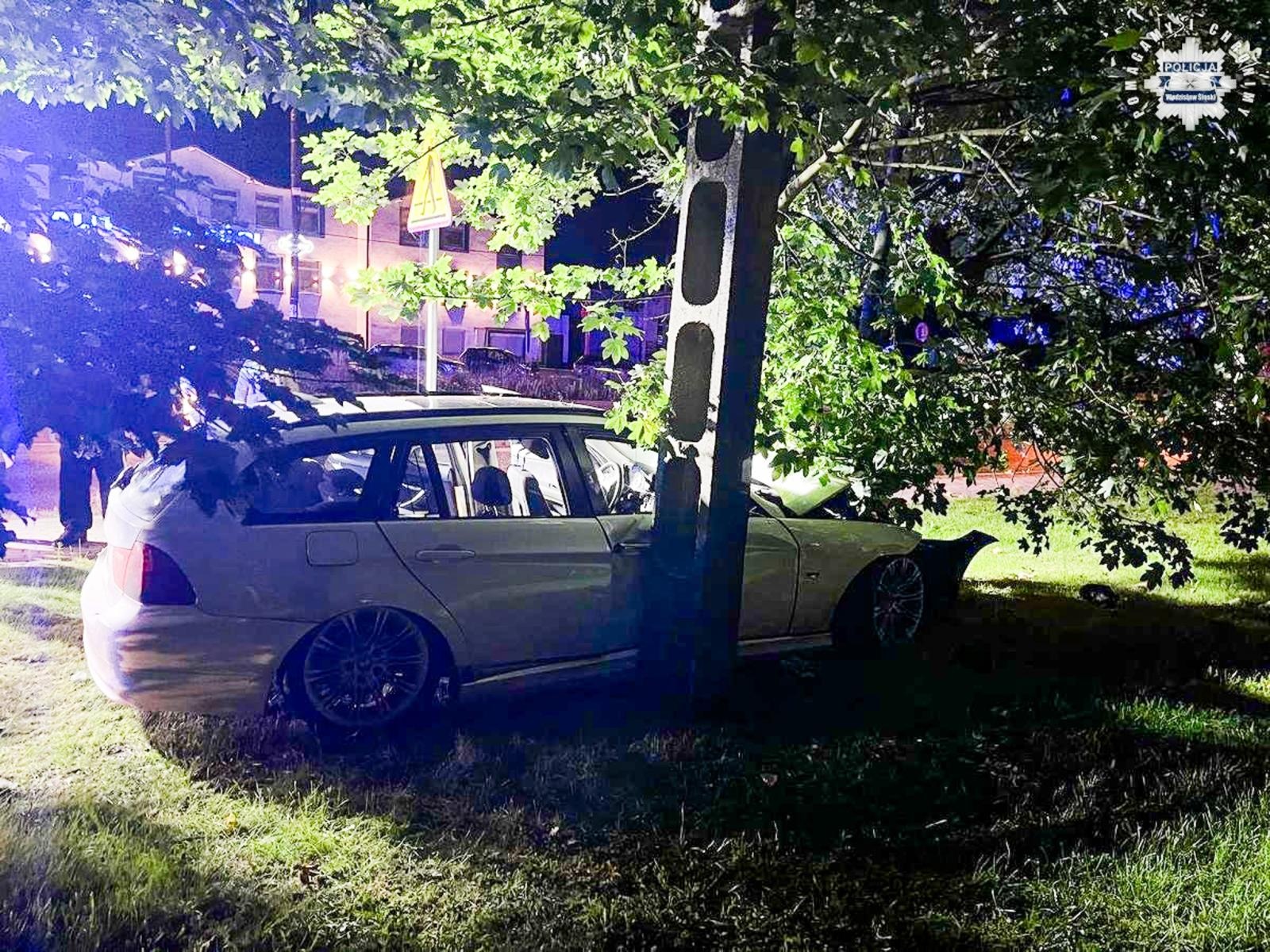 Zdjęcie w galerii na portalu naszraciborz.pl: Uderzyła w drzewo po utracie panowania nad pojazdem. Jedna z pasażerek trafiła do szpitala wiadomości z regionu