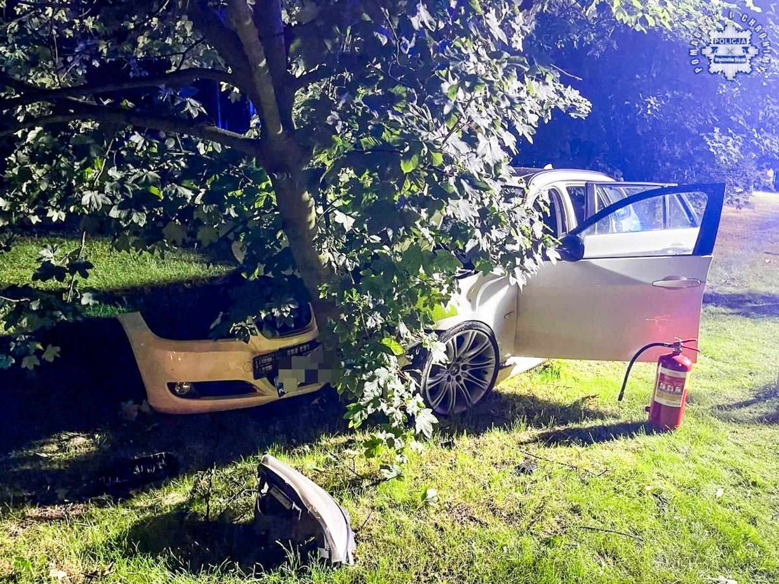 Zdjęcie w galerii na portalu naszraciborz.pl: Uderzyła w drzewo po utracie panowania nad pojazdem. Jedna z pasażerek trafiła do szpitala wiadomości z regionu