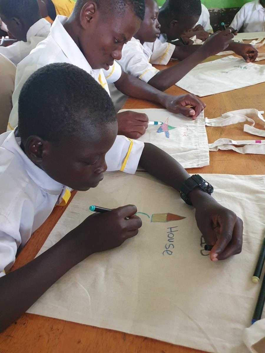 Zdjęcie w galerii na portalu naszraciborz.pl: Afrykański świt edukacji – pomoc, która ma twarz dziecka wiadomości z regionu