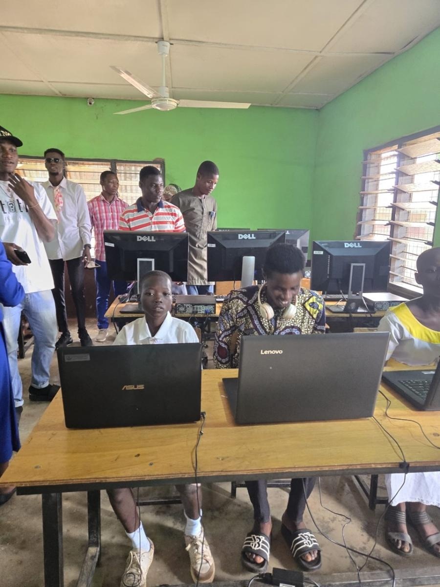 Zdjęcie w galerii na portalu naszraciborz.pl: Afrykański świt edukacji – pomoc, która ma twarz dziecka wiadomości z regionu