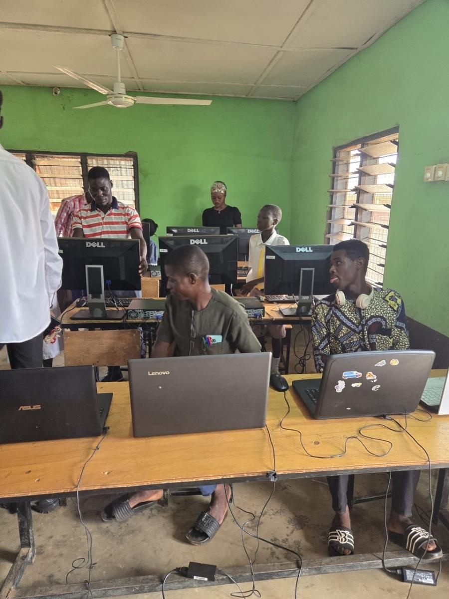 Zdjęcie w galerii na portalu naszraciborz.pl: Afrykański świt edukacji – pomoc, która ma twarz dziecka wiadomości z regionu