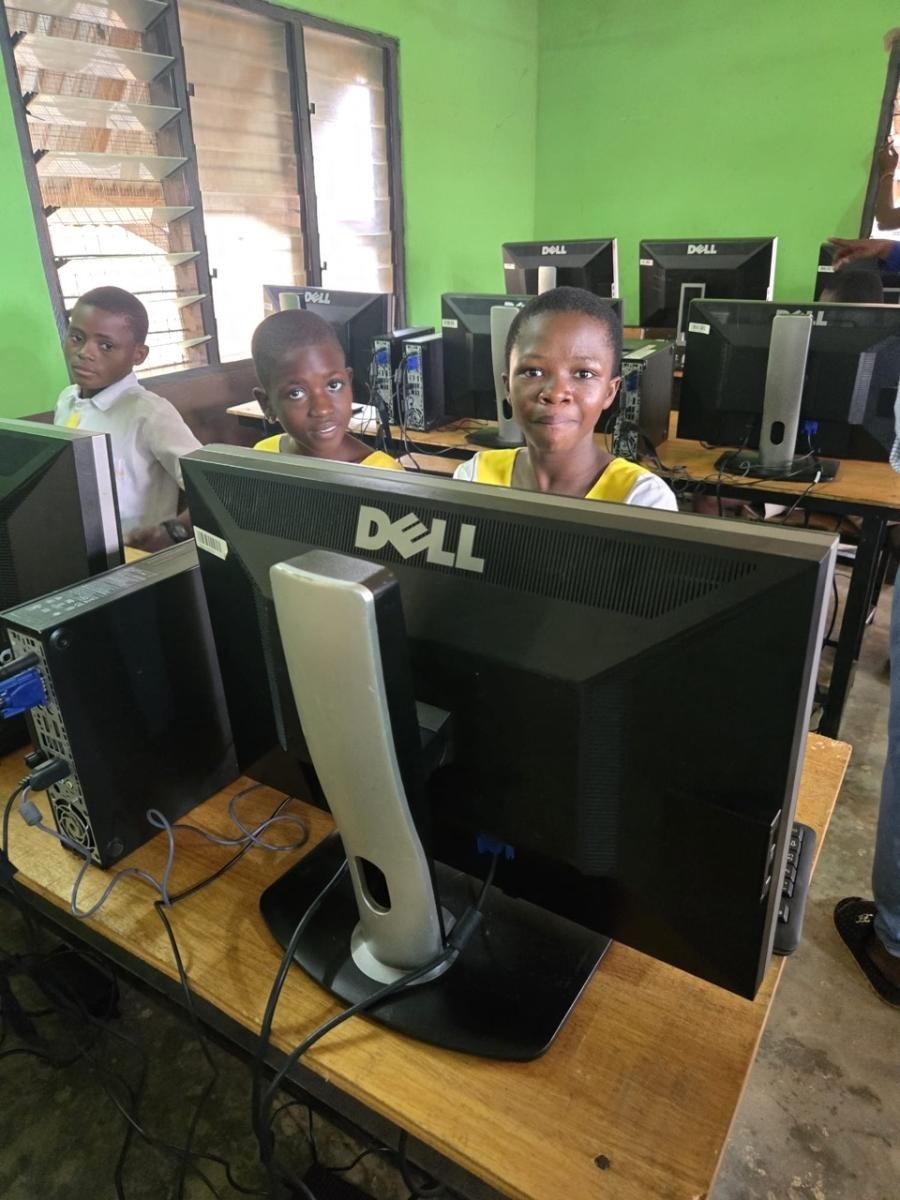 Zdjęcie w galerii na portalu naszraciborz.pl: Afrykański świt edukacji – pomoc, która ma twarz dziecka wiadomości z regionu