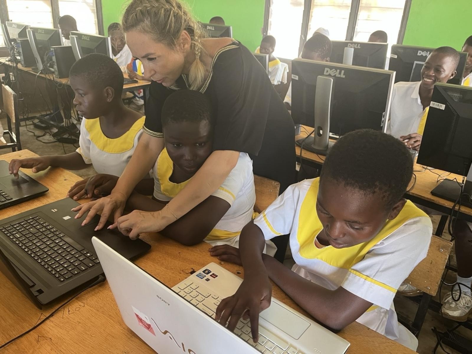 Zdjęcie w galerii na portalu naszraciborz.pl: Afrykański świt edukacji – pomoc, która ma twarz dziecka wiadomości z regionu