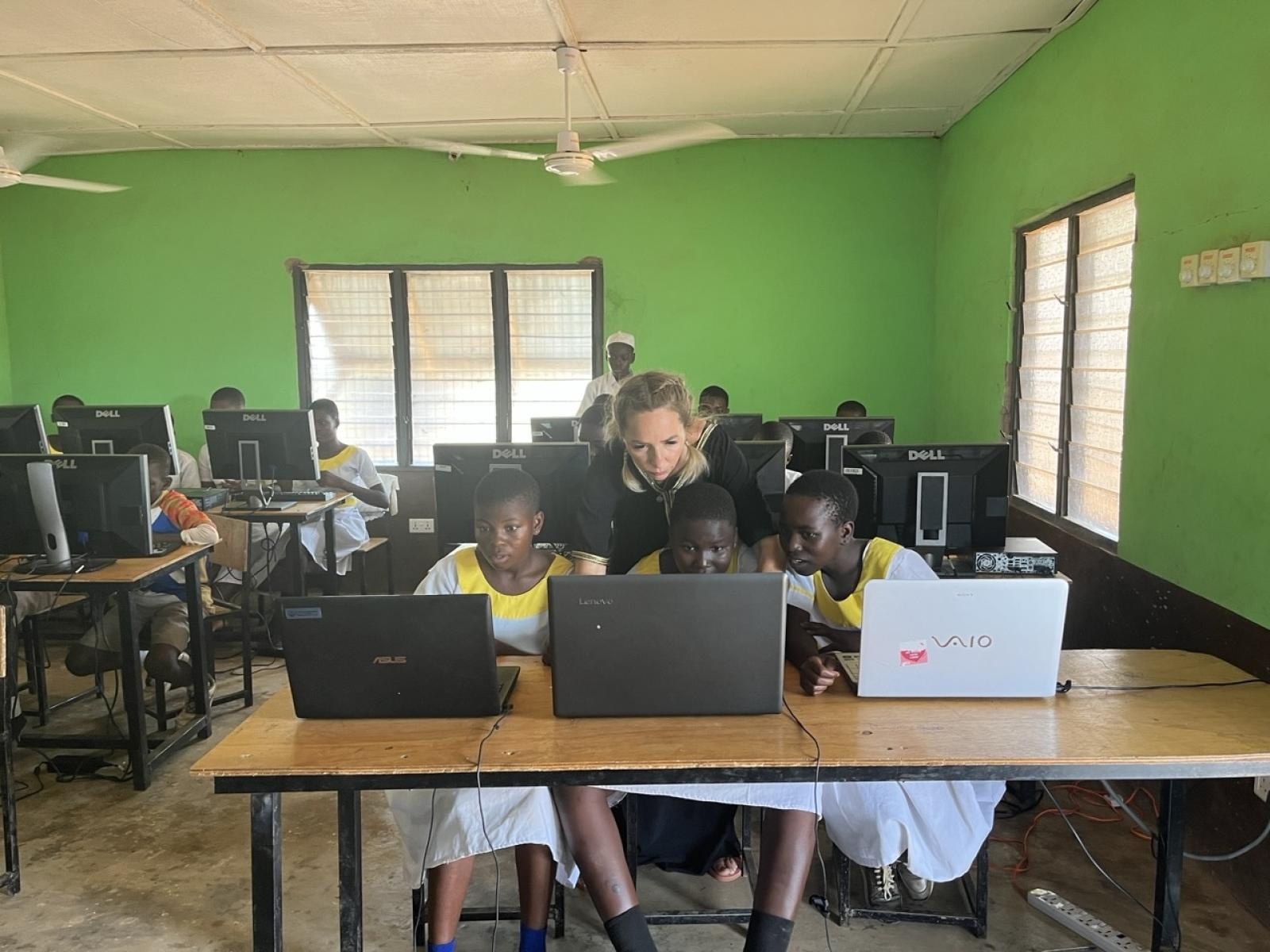 Zdjęcie w galerii na portalu naszraciborz.pl: Afrykański świt edukacji – pomoc, która ma twarz dziecka wiadomości z regionu