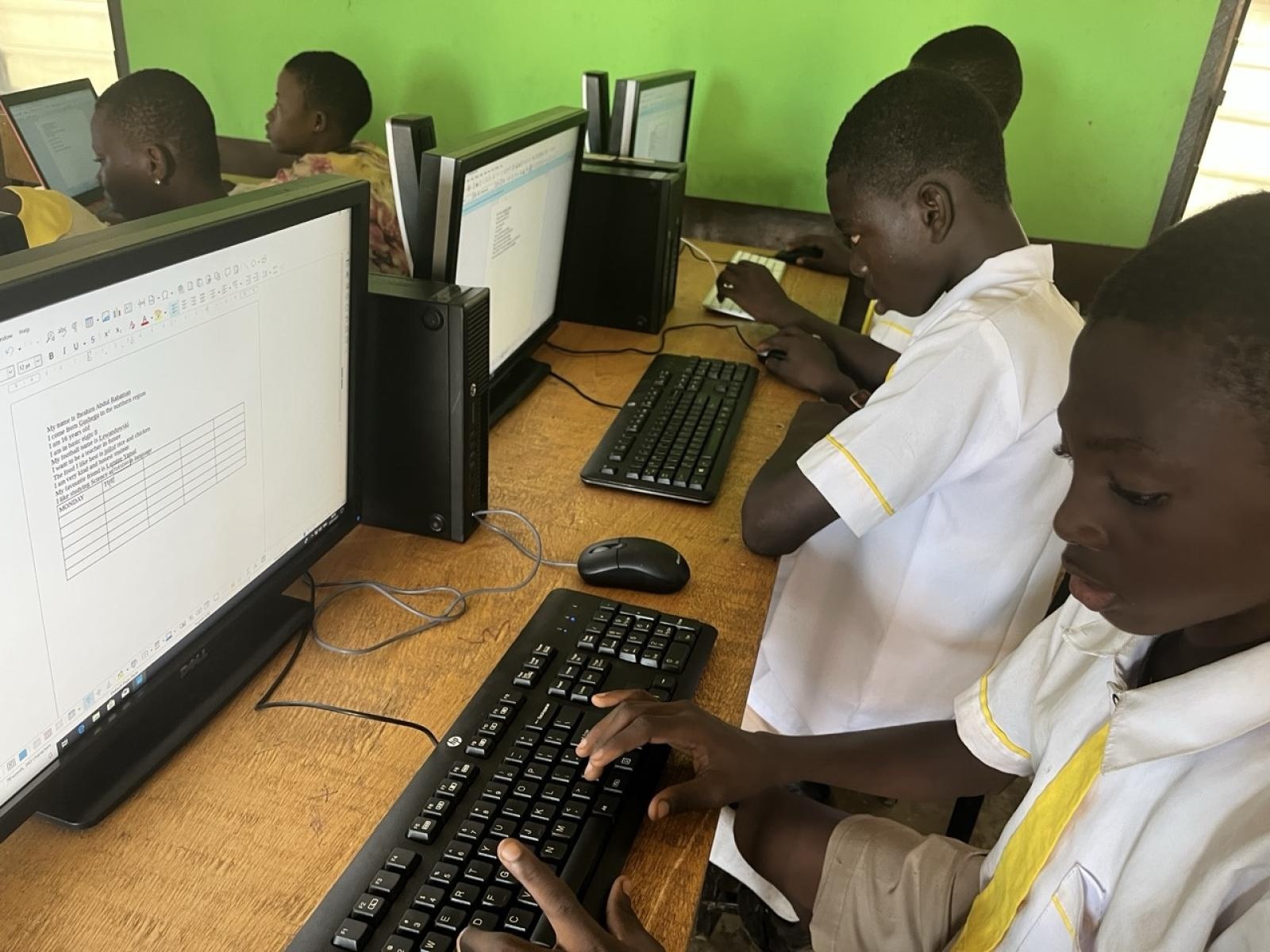 Zdjęcie w galerii na portalu naszraciborz.pl: Afrykański świt edukacji – pomoc, która ma twarz dziecka wiadomości z regionu