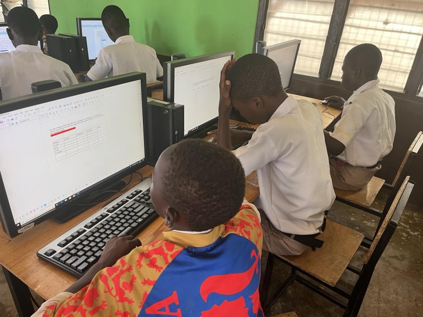 Zdjęcie w galerii na portalu naszraciborz.pl: Afrykański świt edukacji – pomoc, która ma twarz dziecka wiadomości z regionu