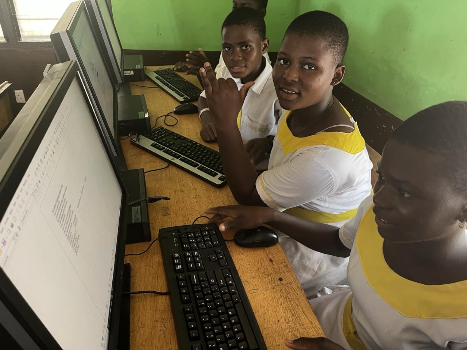 Zdjęcie w galerii na portalu naszraciborz.pl: Afrykański świt edukacji – pomoc, która ma twarz dziecka wiadomości z regionu