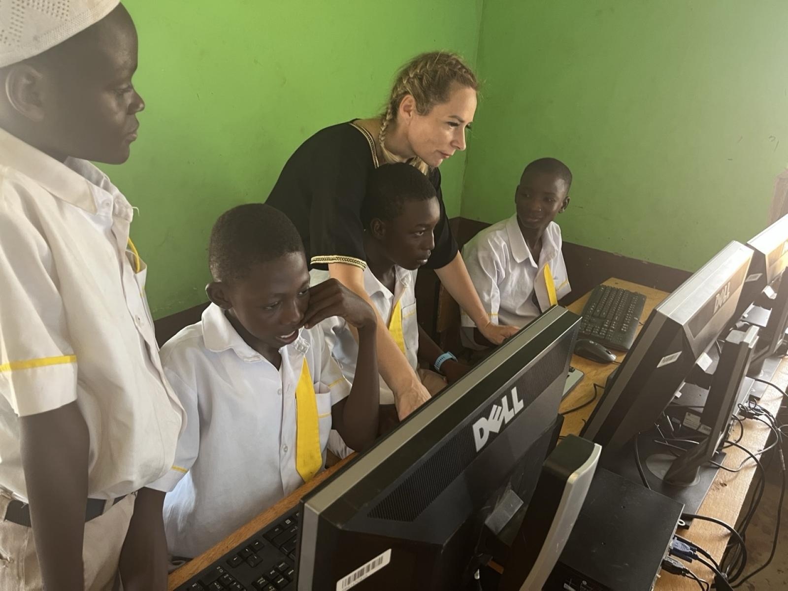 Zdjęcie w galerii na portalu naszraciborz.pl: Afrykański świt edukacji – pomoc, która ma twarz dziecka wiadomości z regionu