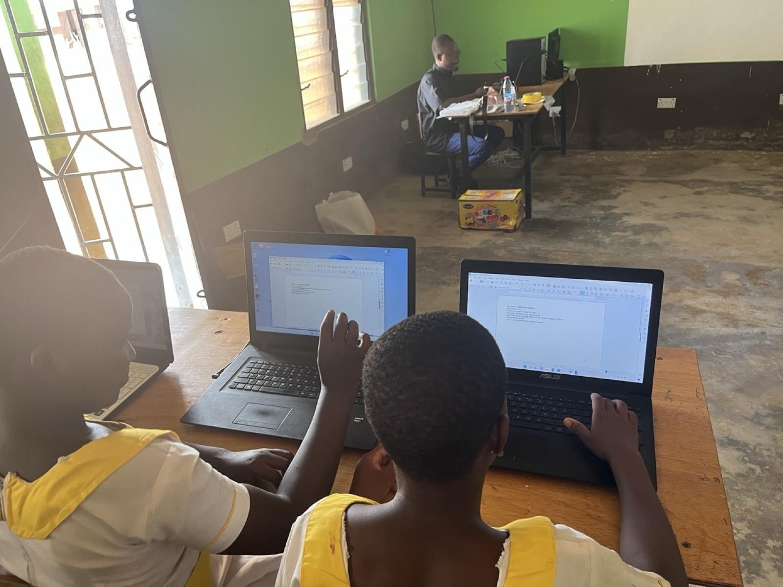 Zdjęcie w galerii na portalu naszraciborz.pl: Afrykański świt edukacji – pomoc, która ma twarz dziecka wiadomości z regionu