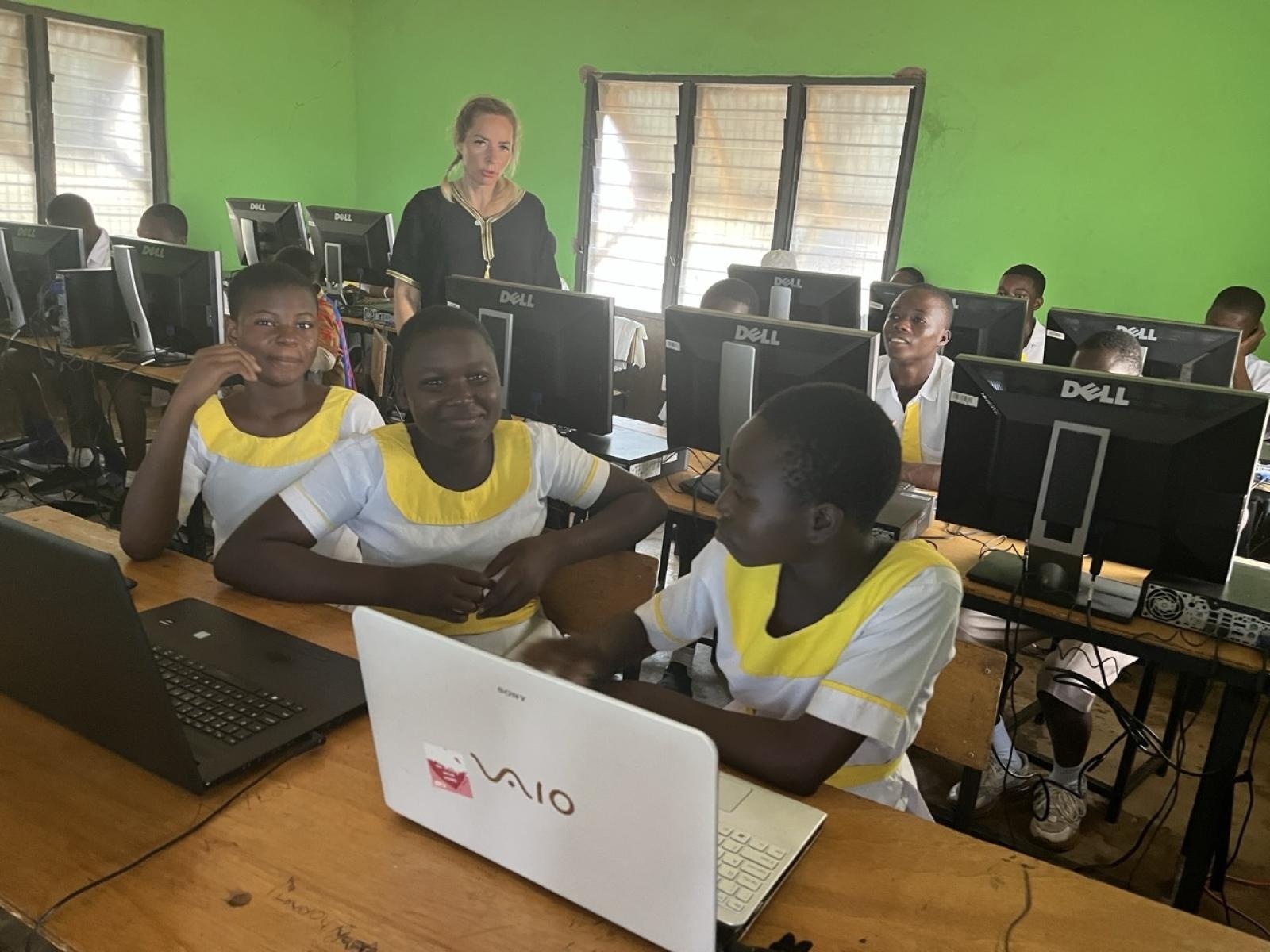 Zdjęcie w galerii na portalu naszraciborz.pl: Afrykański świt edukacji – pomoc, która ma twarz dziecka wiadomości z regionu