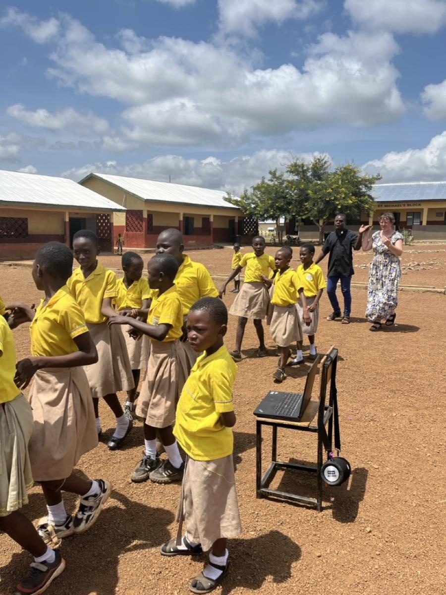 Zdjęcie w galerii na portalu naszraciborz.pl: Afrykański świt edukacji – pomoc, która ma twarz dziecka wiadomości z regionu