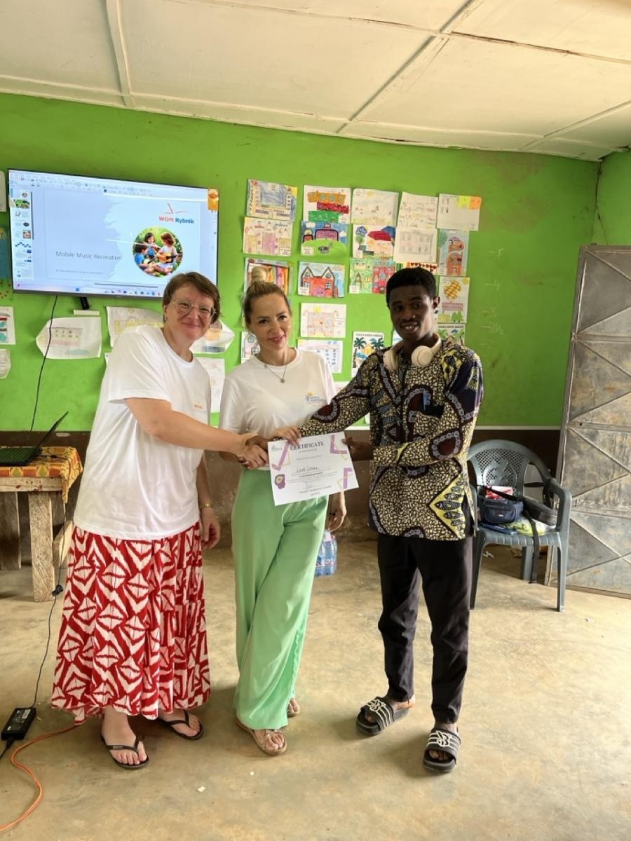 Zdjęcie w galerii na portalu naszraciborz.pl: Afrykański świt edukacji – pomoc, która ma twarz dziecka wiadomości z regionu