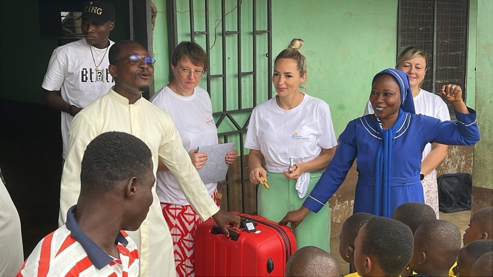 Zdjęcie w galerii na portalu naszraciborz.pl: Afrykański świt edukacji – pomoc, która ma twarz dziecka wiadomości z regionu