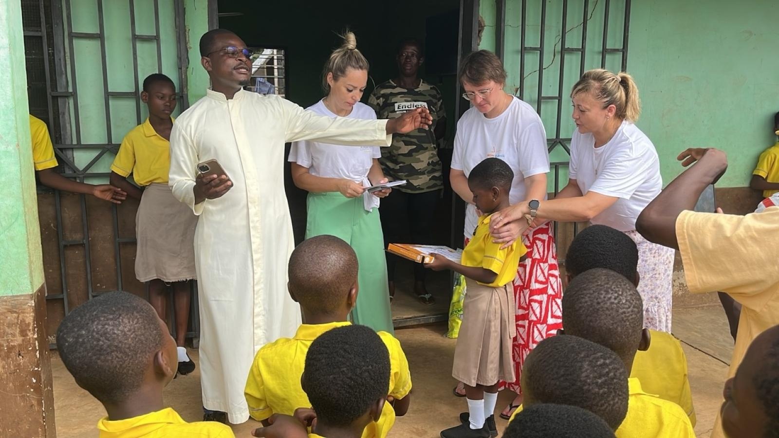 Zdjęcie w galerii na portalu naszraciborz.pl: Afrykański świt edukacji – pomoc, która ma twarz dziecka wiadomości z regionu