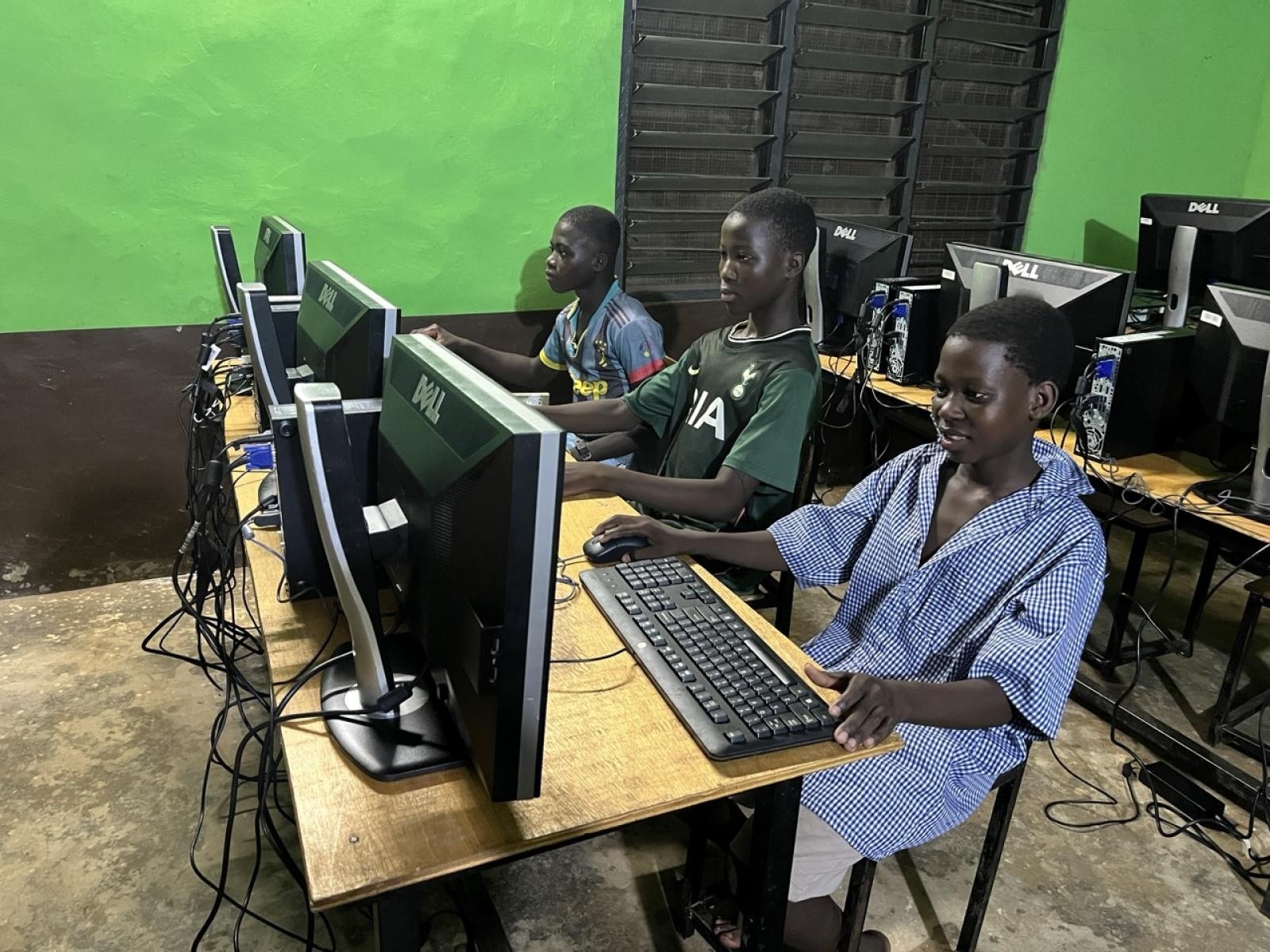 Zdjęcie w galerii na portalu naszraciborz.pl: Afrykański świt edukacji – pomoc, która ma twarz dziecka wiadomości z regionu